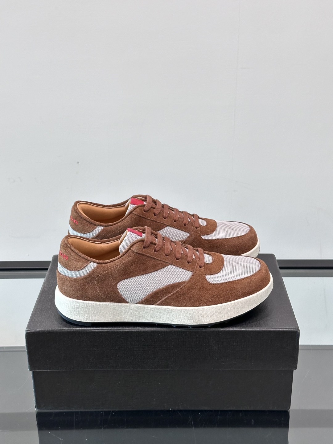 Kiton男士新款休闲运动鞋 👟
Kiton是意大利著名的顶级手工鞋品牌之一，传统工艺与自然之美的完美结
