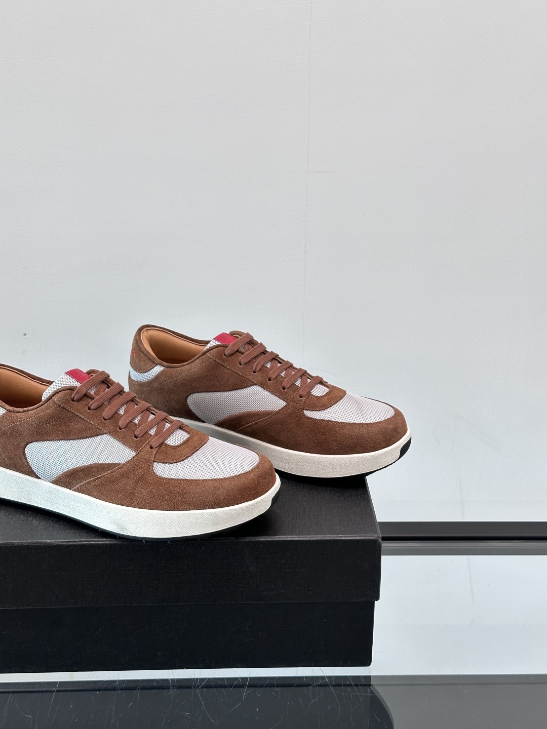 Kiton男士新款休闲运动鞋 👟
Kiton是意大利著名的顶级手工鞋品牌之一，传统工艺与自然之美的完美结