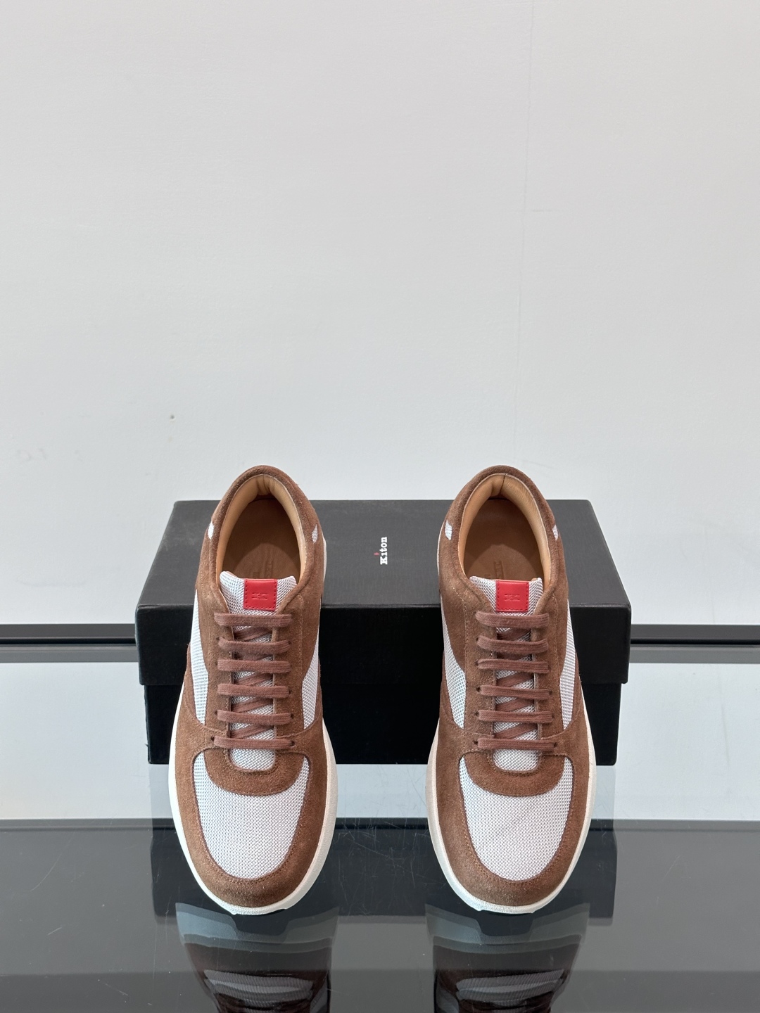 Kiton男士新款休闲运动鞋 👟
Kiton是意大利著名的顶级手工鞋品牌之一，传统工艺与自然之美的完美结