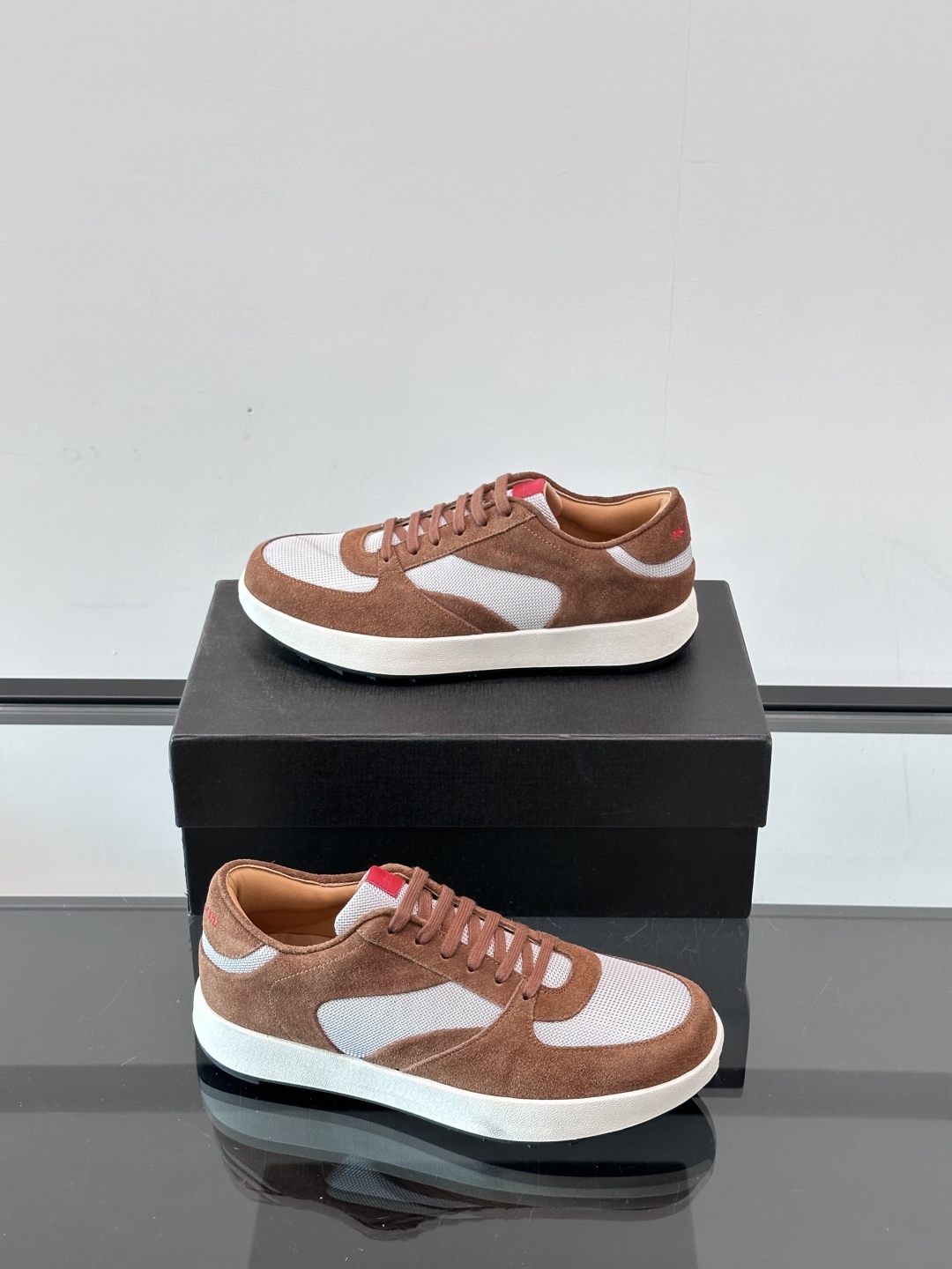 Kiton男士新款休闲运动鞋 👟
Kiton是意大利著名的顶级手工鞋品牌之一，传统工艺与自然之美的完美结