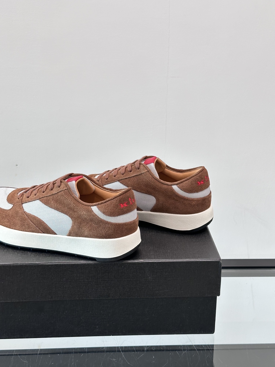Kiton男士新款休闲运动鞋 👟
Kiton是意大利著名的顶级手工鞋品牌之一，传统工艺与自然之美的完美结