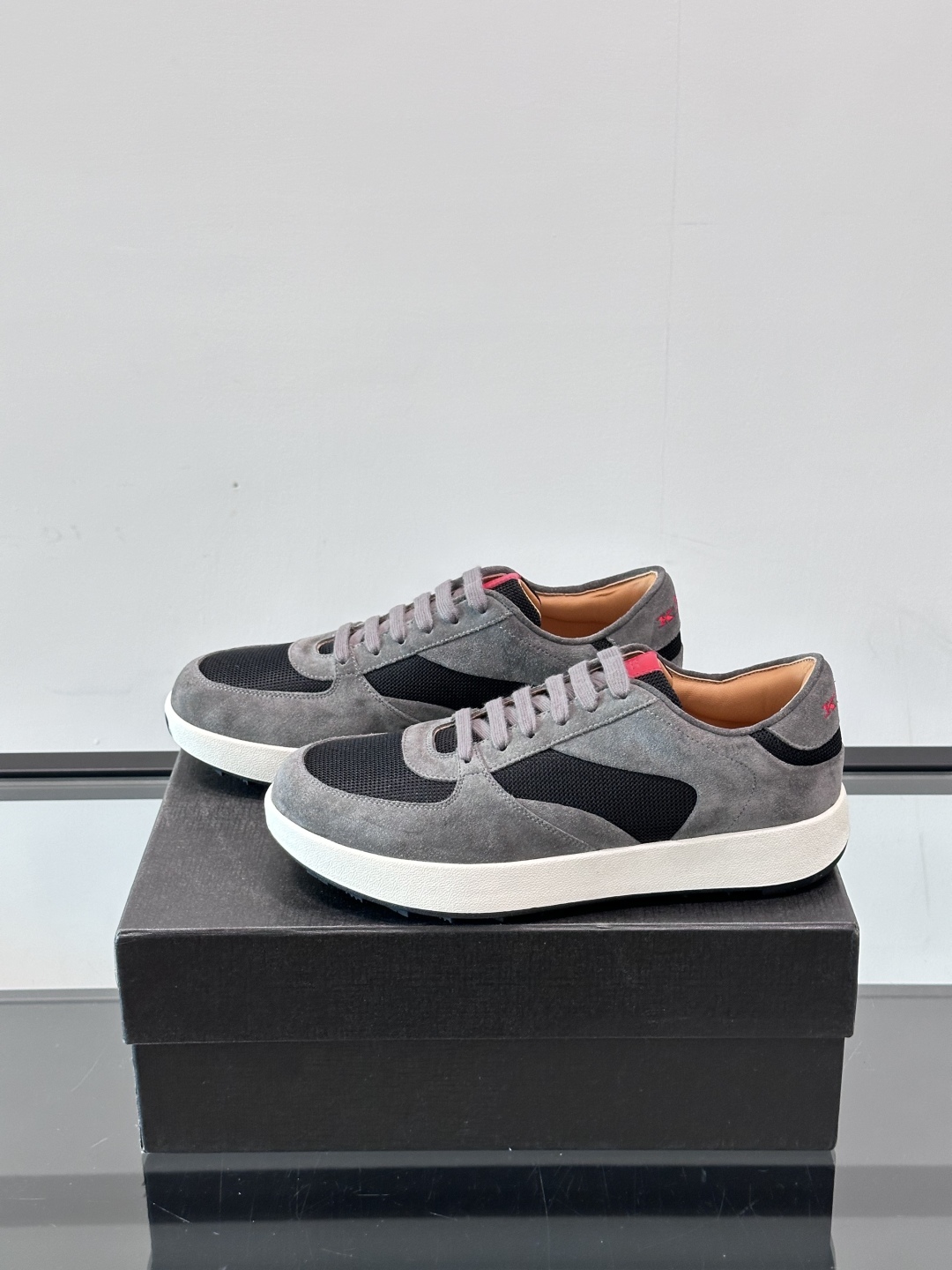 Kiton男士新款休闲运动鞋 👟
Kiton是意大利著名的顶级手工鞋品牌之一，传统工艺与自然之美的完美结