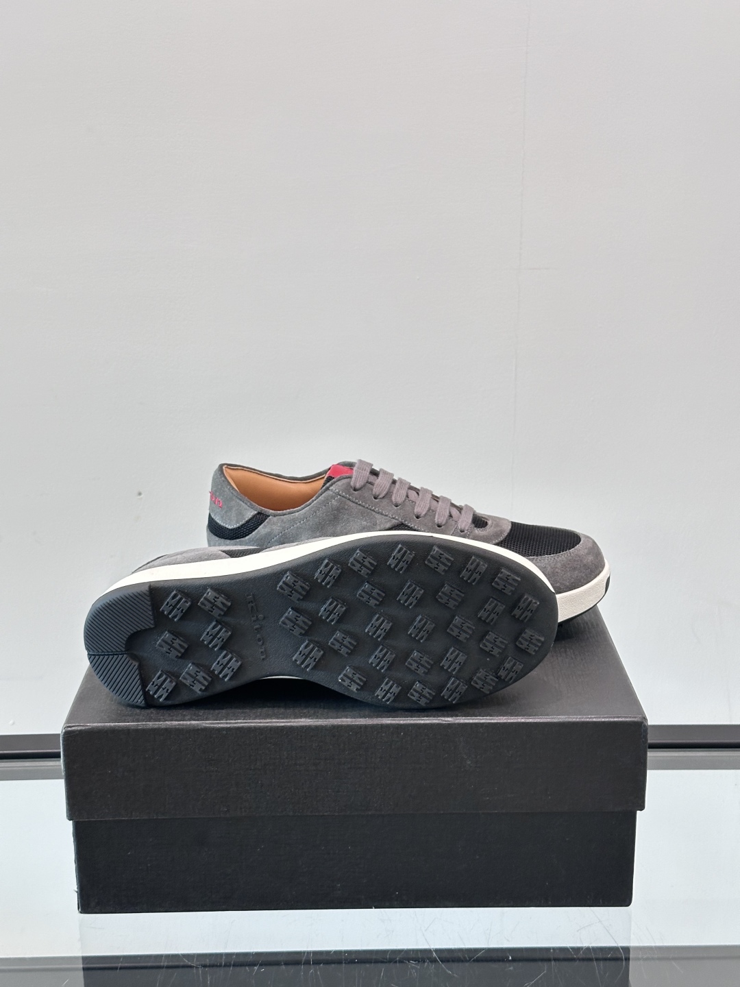 Kiton男士新款休闲运动鞋 👟
Kiton是意大利著名的顶级手工鞋品牌之一，传统工艺与自然之美的完美结