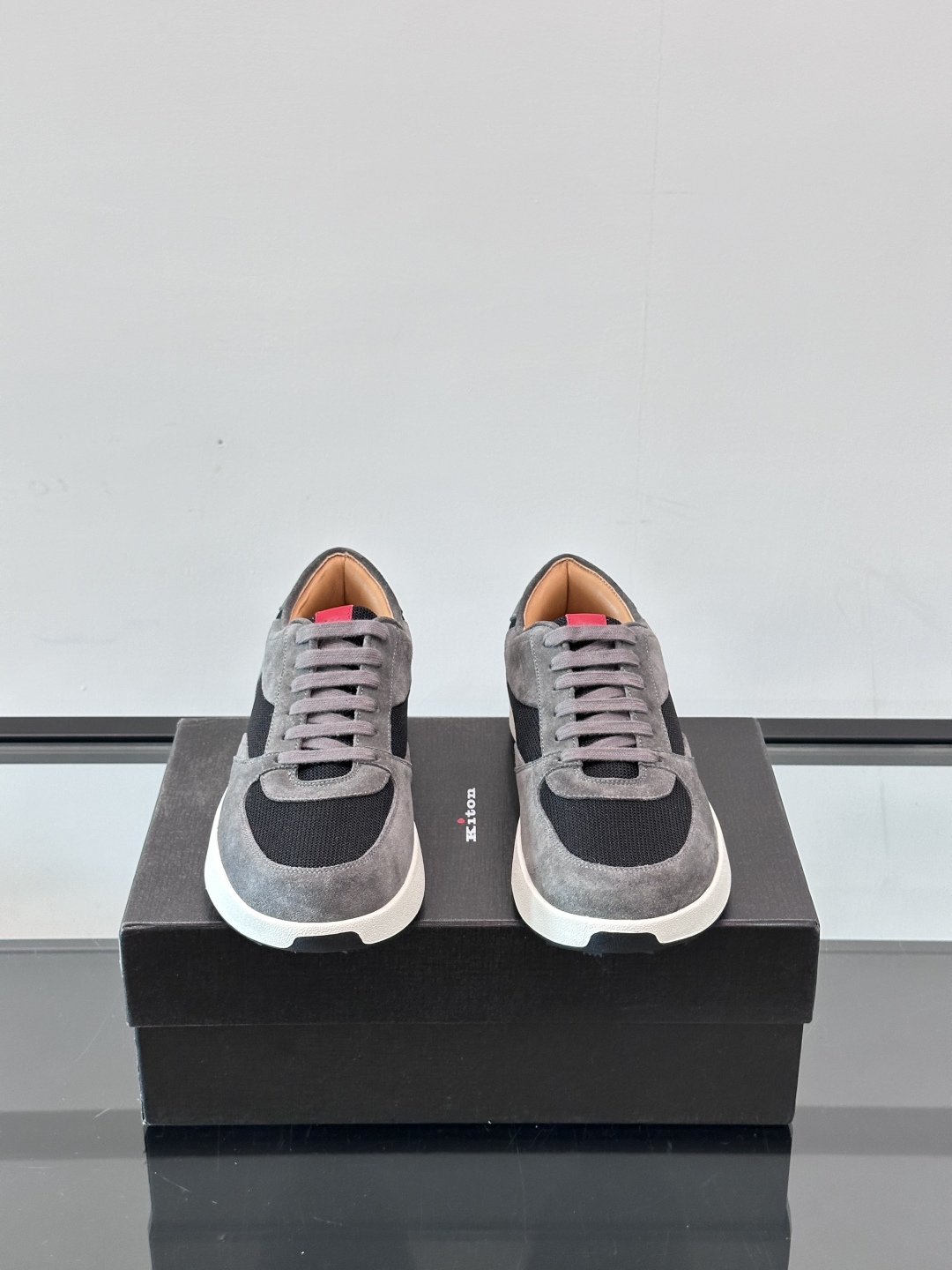 Kiton男士新款休闲运动鞋 👟
Kiton是意大利著名的顶级手工鞋品牌之一，传统工艺与自然之美的完美结