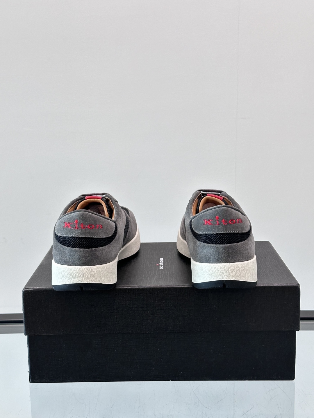 Kiton男士新款休闲运动鞋 👟
Kiton是意大利著名的顶级手工鞋品牌之一，传统工艺与自然之美的完美结