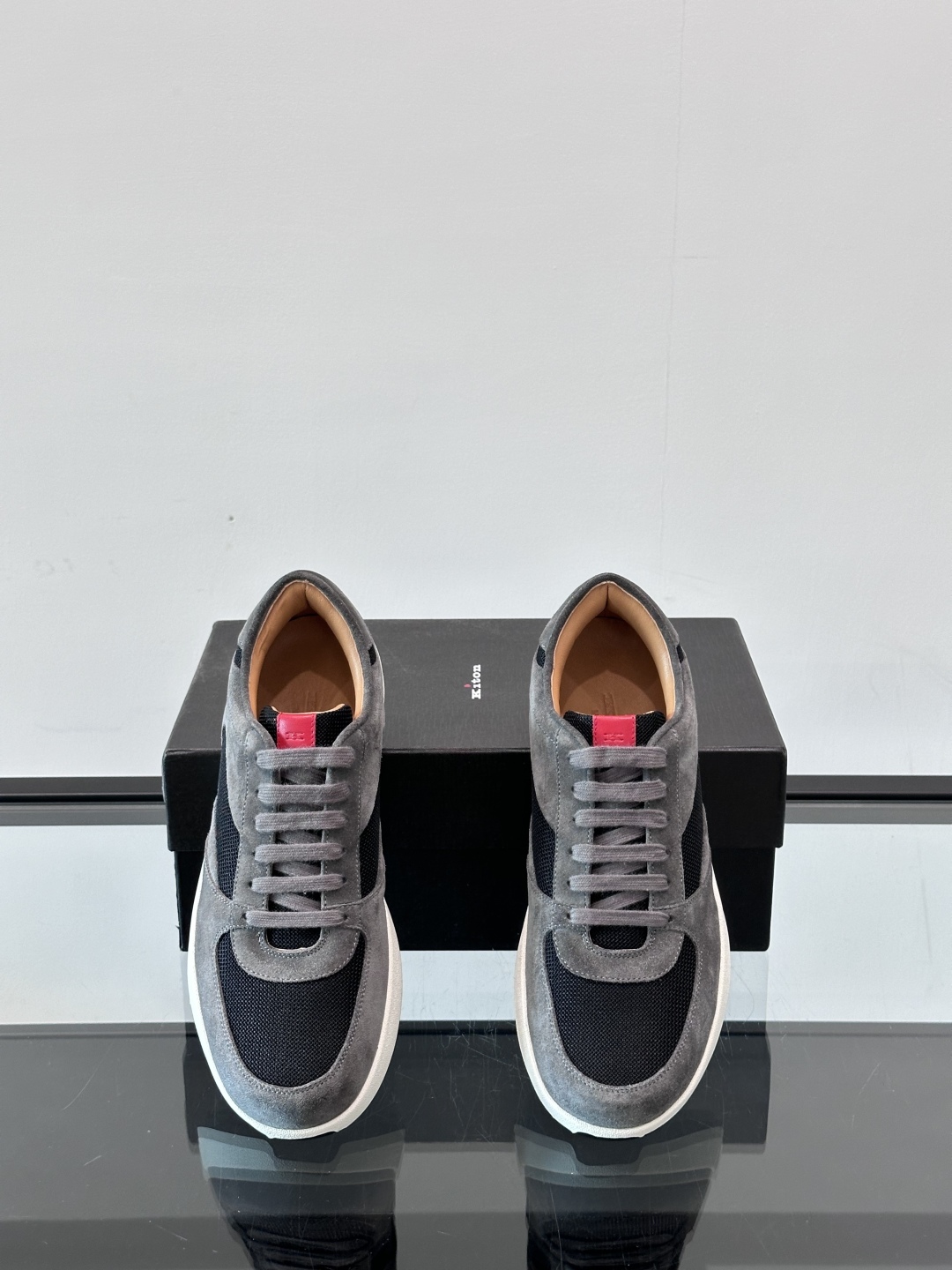 Kiton男士新款休闲运动鞋 👟
Kiton是意大利著名的顶级手工鞋品牌之一，传统工艺与自然之美的完美结