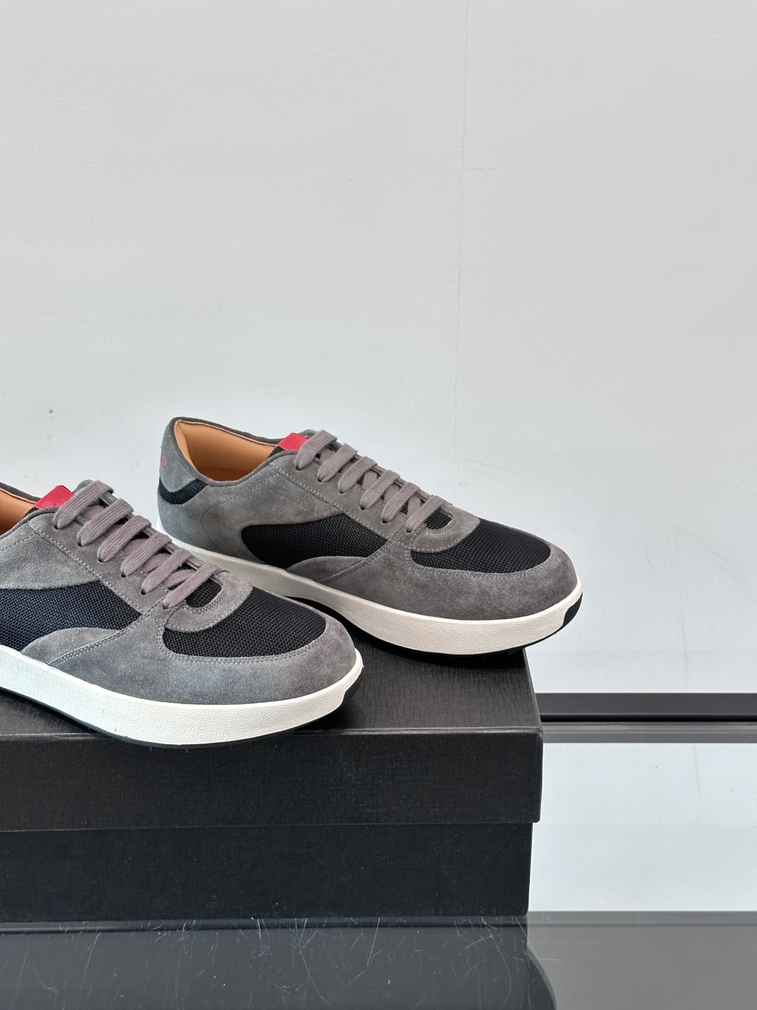 Kiton男士新款休闲运动鞋 👟
Kiton是意大利著名的顶级手工鞋品牌之一，传统工艺与自然之美的完美结