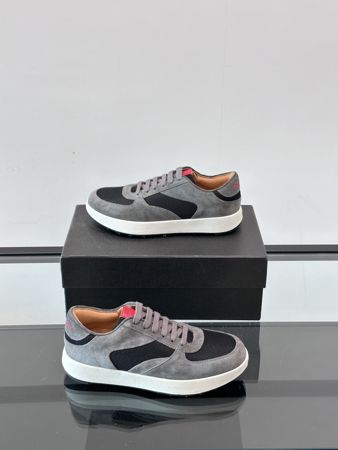 Kiton男士新款休闲运动鞋 👟
Kiton是意大利著名的顶级手工鞋品牌之一，传统工艺与自然之美的完美结