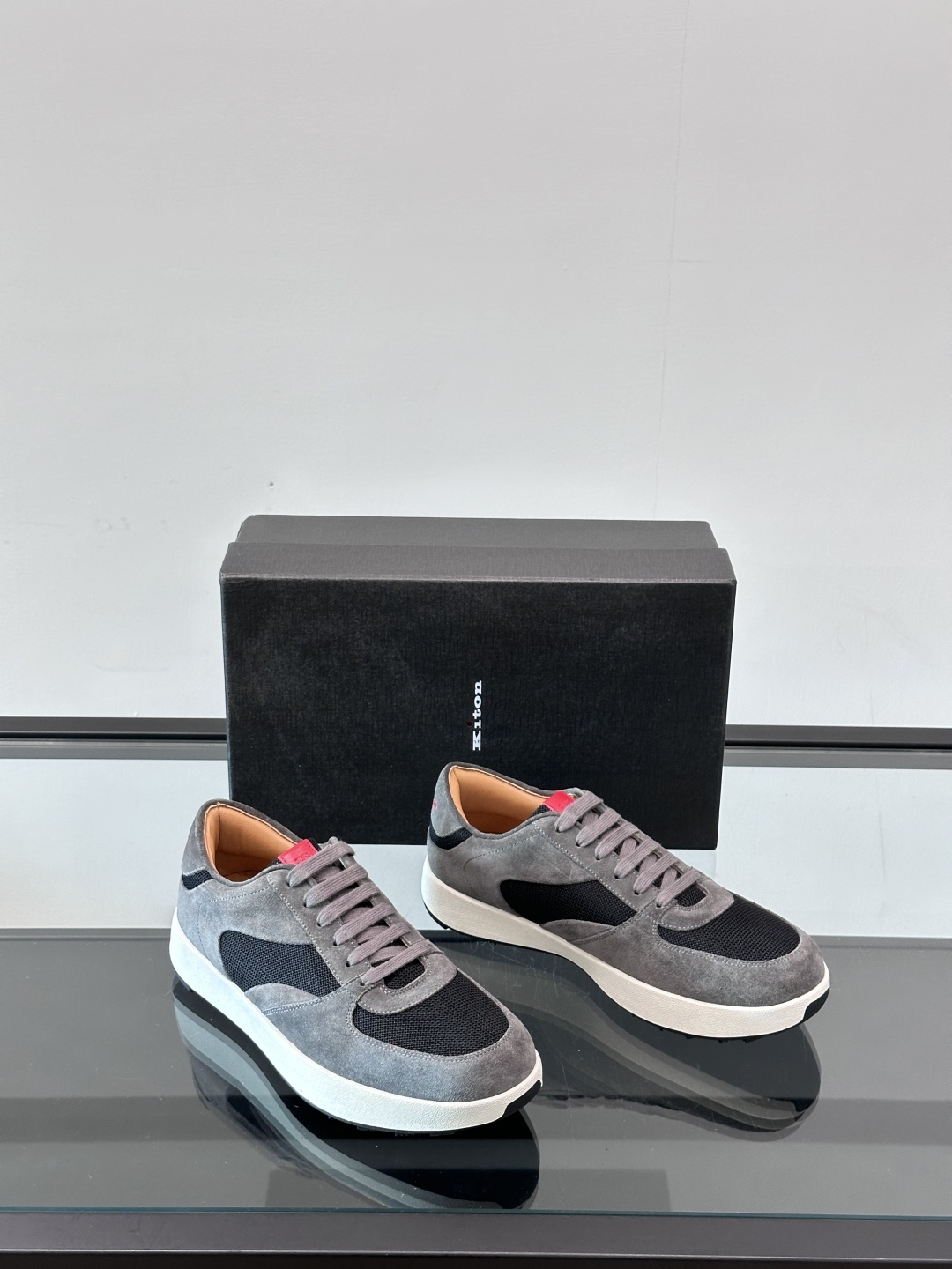Kiton男士新款休闲运动鞋 👟
Kiton是意大利著名的顶级手工鞋品牌之一，传统工艺与自然之美的完美结