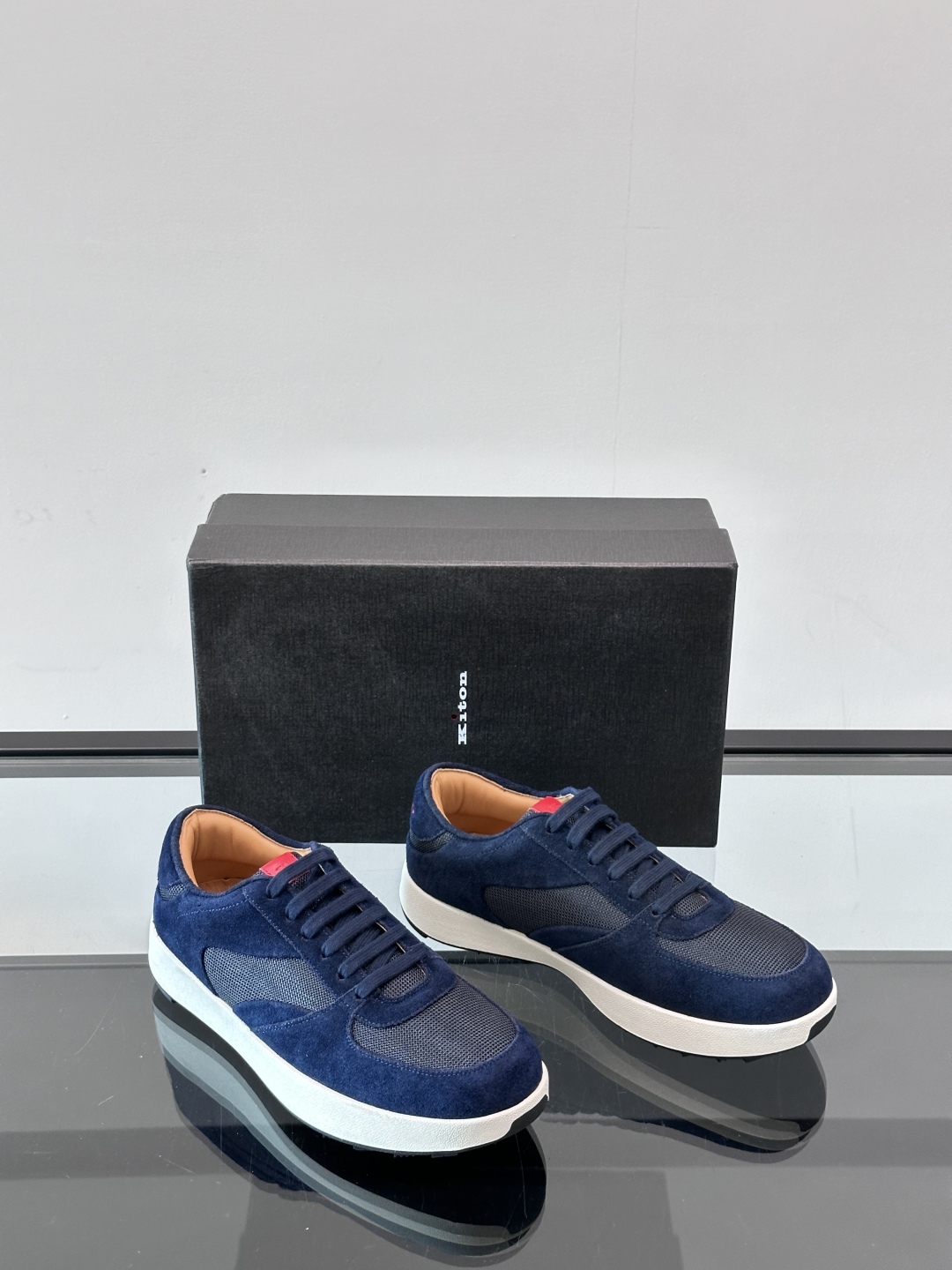 Kiton男士新款休闲运动鞋 👟
Kiton是意大利著名的顶级手工鞋品牌之一，传统工艺与自然之美的完美结