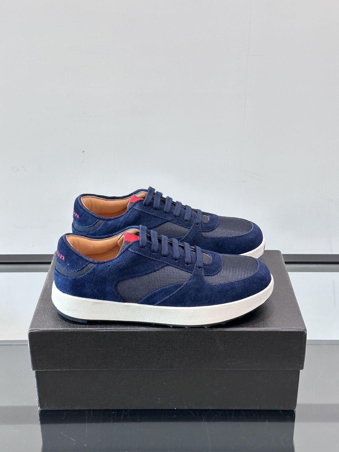 Kiton男士新款休闲运动鞋 👟
Kiton是意大利著名的顶级手工鞋品牌之一，传统工艺与自然之美的完美结