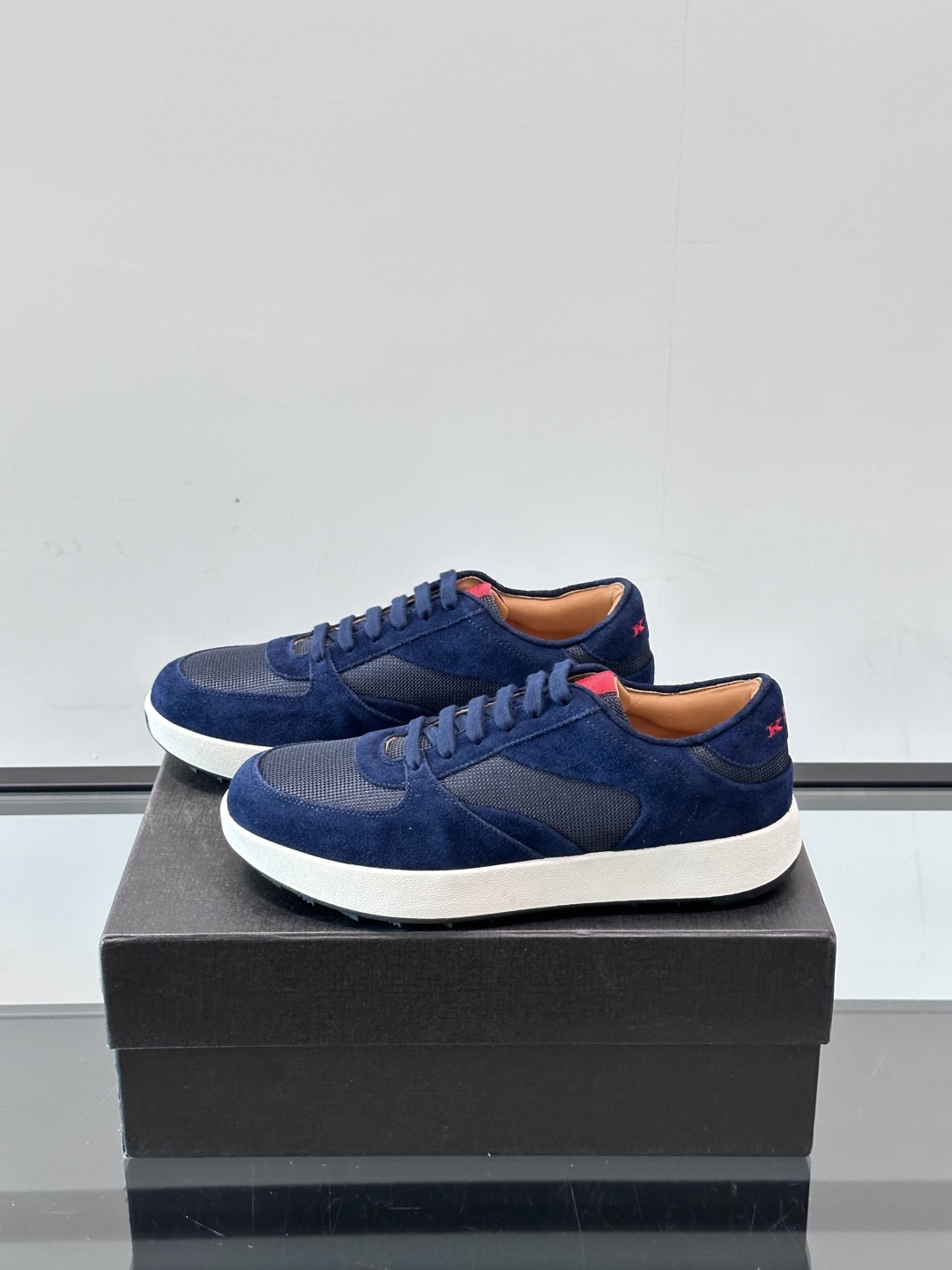 Kiton男士新款休闲运动鞋 👟
Kiton是意大利著名的顶级手工鞋品牌之一，传统工艺与自然之美的完美结