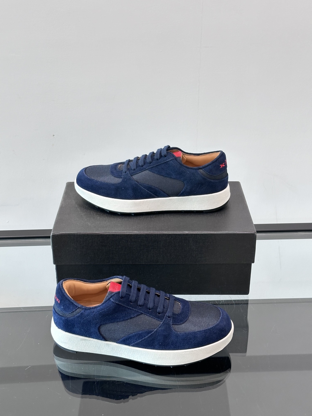 Kiton男士新款休闲运动鞋 👟
Kiton是意大利著名的顶级手工鞋品牌之一，传统工艺与自然之美的完美结