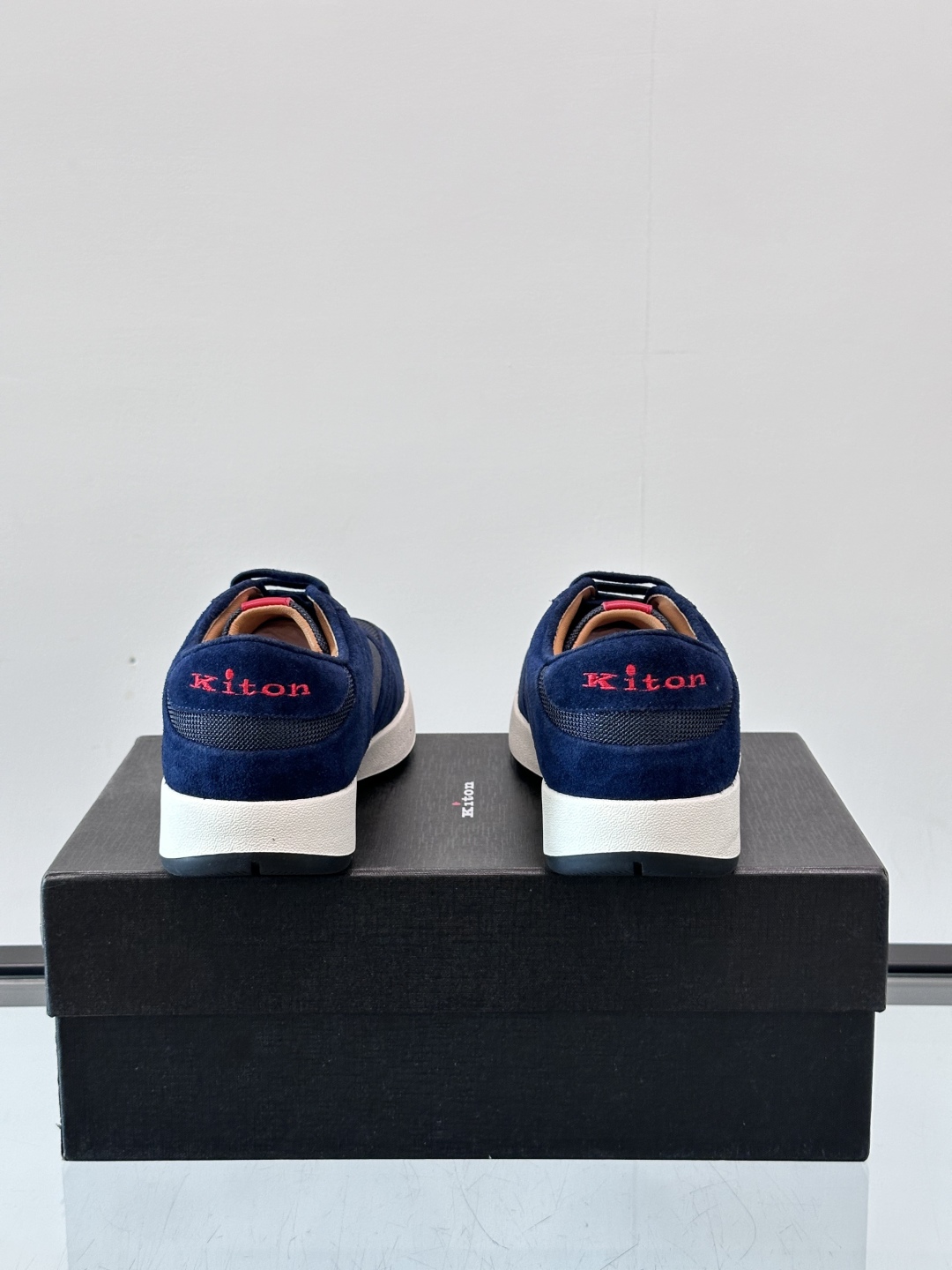 Kiton男士新款休闲运动鞋 👟
Kiton是意大利著名的顶级手工鞋品牌之一，传统工艺与自然之美的完美结