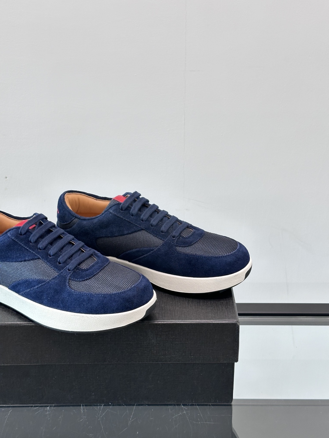 Kiton男士新款休闲运动鞋 👟
Kiton是意大利著名的顶级手工鞋品牌之一，传统工艺与自然之美的完美结