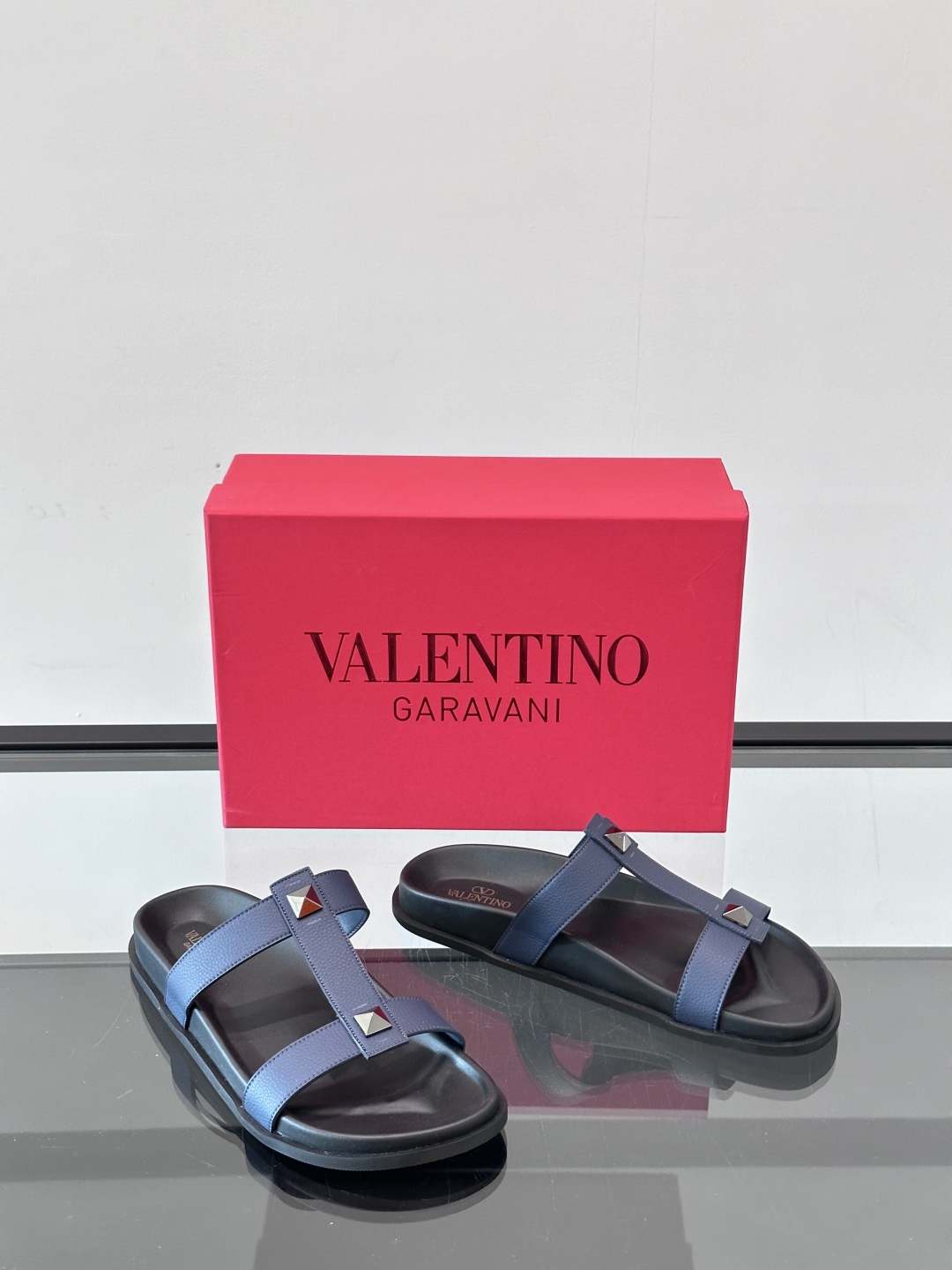 VALENTINO 华伦天奴 男士🧍‍♂️春夏新款 金属logo平底拖鞋 气质凉拖
同款明星穿搭  原版