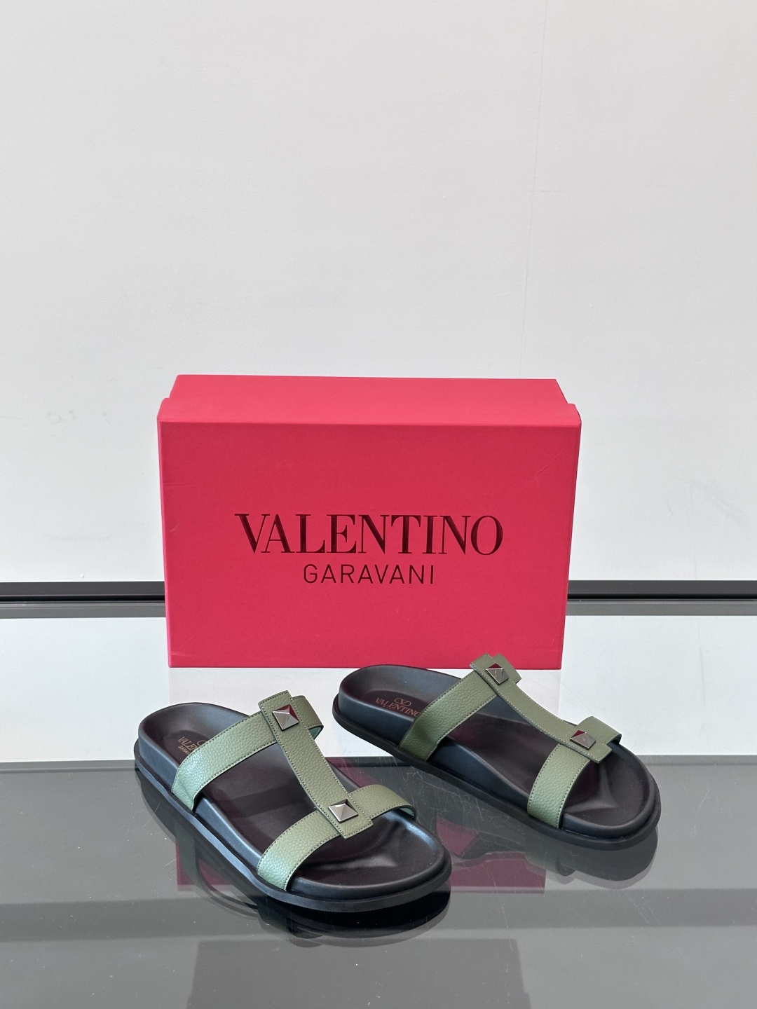 VALENTINO 华伦天奴 男士🧍‍♂️春夏新款 金属logo平底拖鞋 气质凉拖
同款明星穿搭  原版