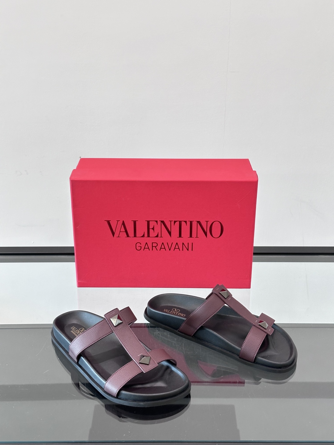 VALENTINO 华伦天奴 男士🧍‍♂️春夏新款 金属logo平底拖鞋 气质凉拖
同款明星穿搭  原版