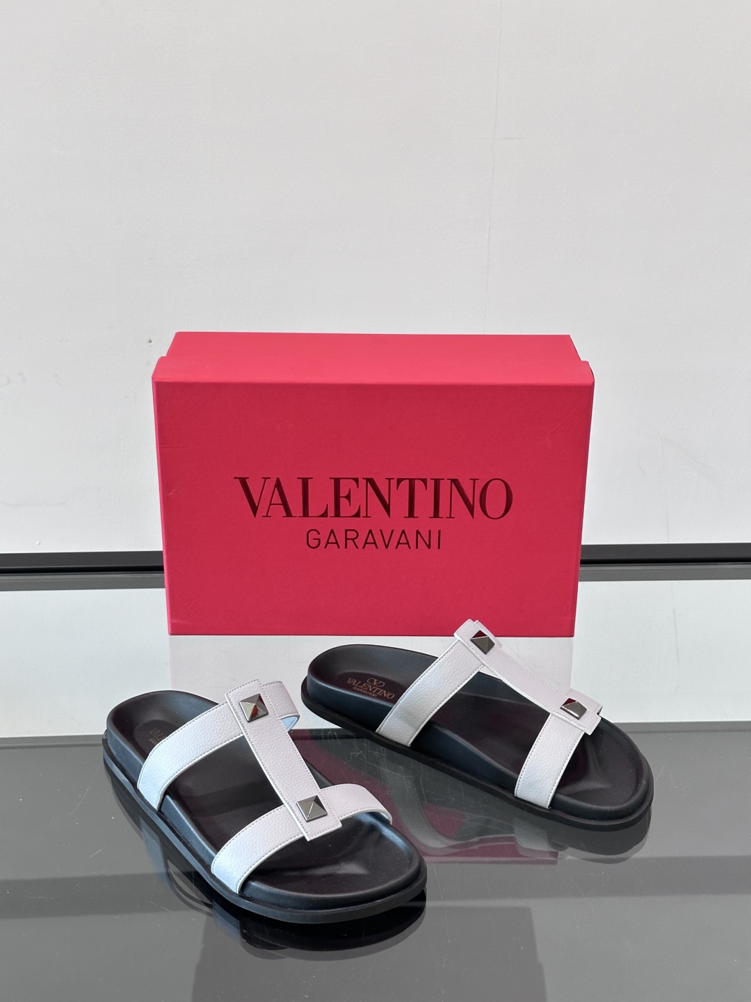 VALENTINO 华伦天奴 男士🧍‍♂️春夏新款 金属logo平底拖鞋 气质凉拖
同款明星穿搭  原版