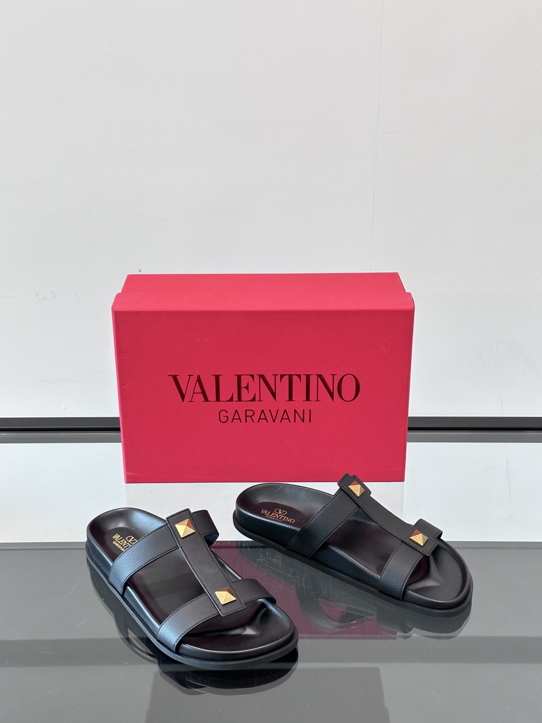 VALENTINO 华伦天奴 男士🧍‍♂️春夏新款 金属logo平底拖鞋 气质凉拖
同款明星穿搭  原版