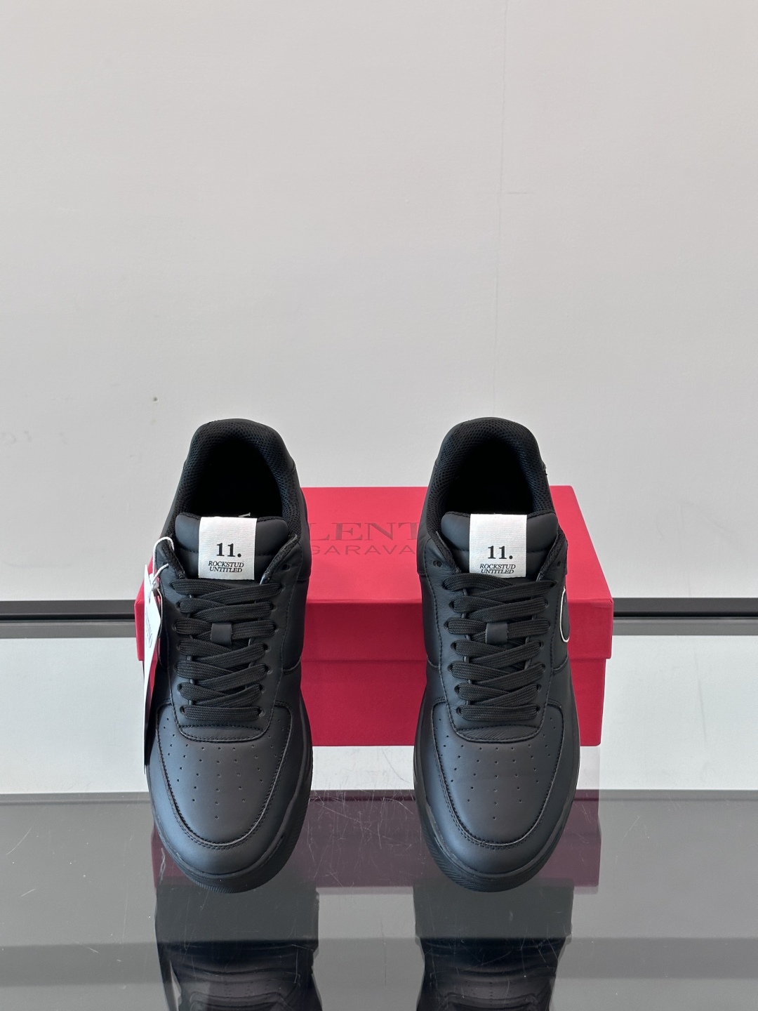 VALENTINO华伦天奴男士休闲运动鞋👞大底的独特设计时尚一族特现脚瘦🔥一款百塔的时尚产品强
鞋头采用
