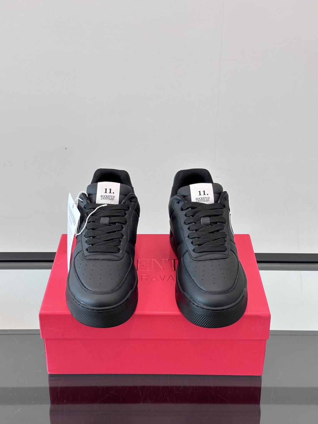 VALENTINO华伦天奴男士休闲运动鞋👞大底的独特设计时尚一族特现脚瘦🔥一款百塔的时尚产品强
鞋头采用