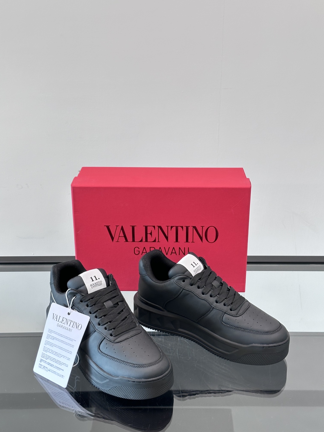 VALENTINO华伦天奴男士休闲运动鞋👞大底的独特设计时尚一族特现脚瘦🔥一款百塔的时尚产品强
鞋头采用