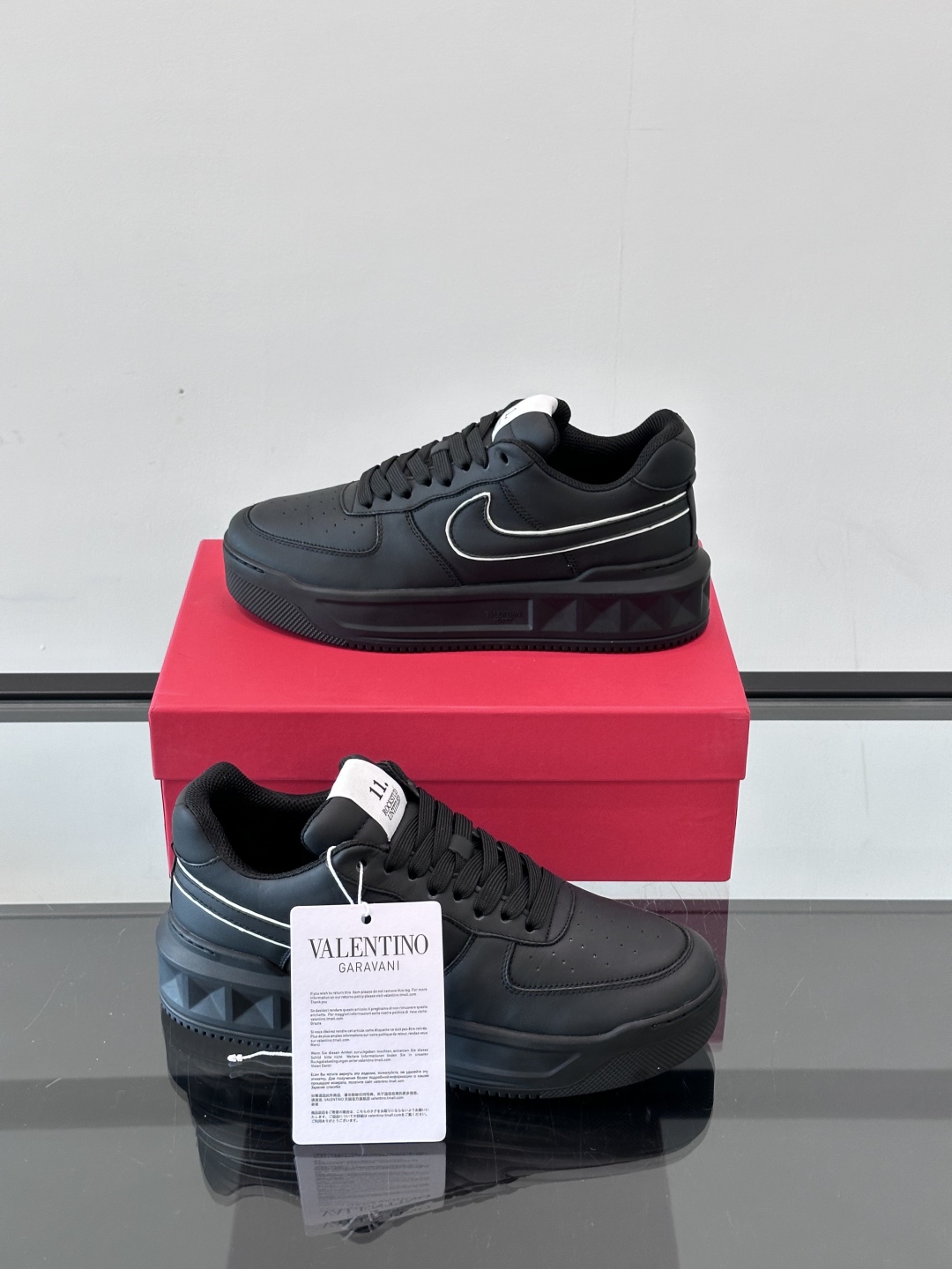VALENTINO华伦天奴男士休闲运动鞋👞大底的独特设计时尚一族特现脚瘦🔥一款百塔的时尚产品强
鞋头采用
