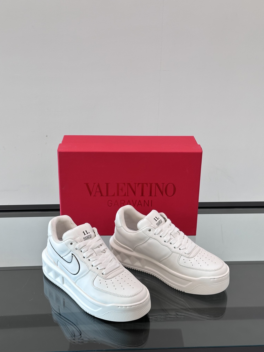 VALENTINO华伦天奴男士休闲运动鞋👞大底的独特设计时尚一族特现脚瘦🔥一款百塔的时尚产品强
鞋头采用