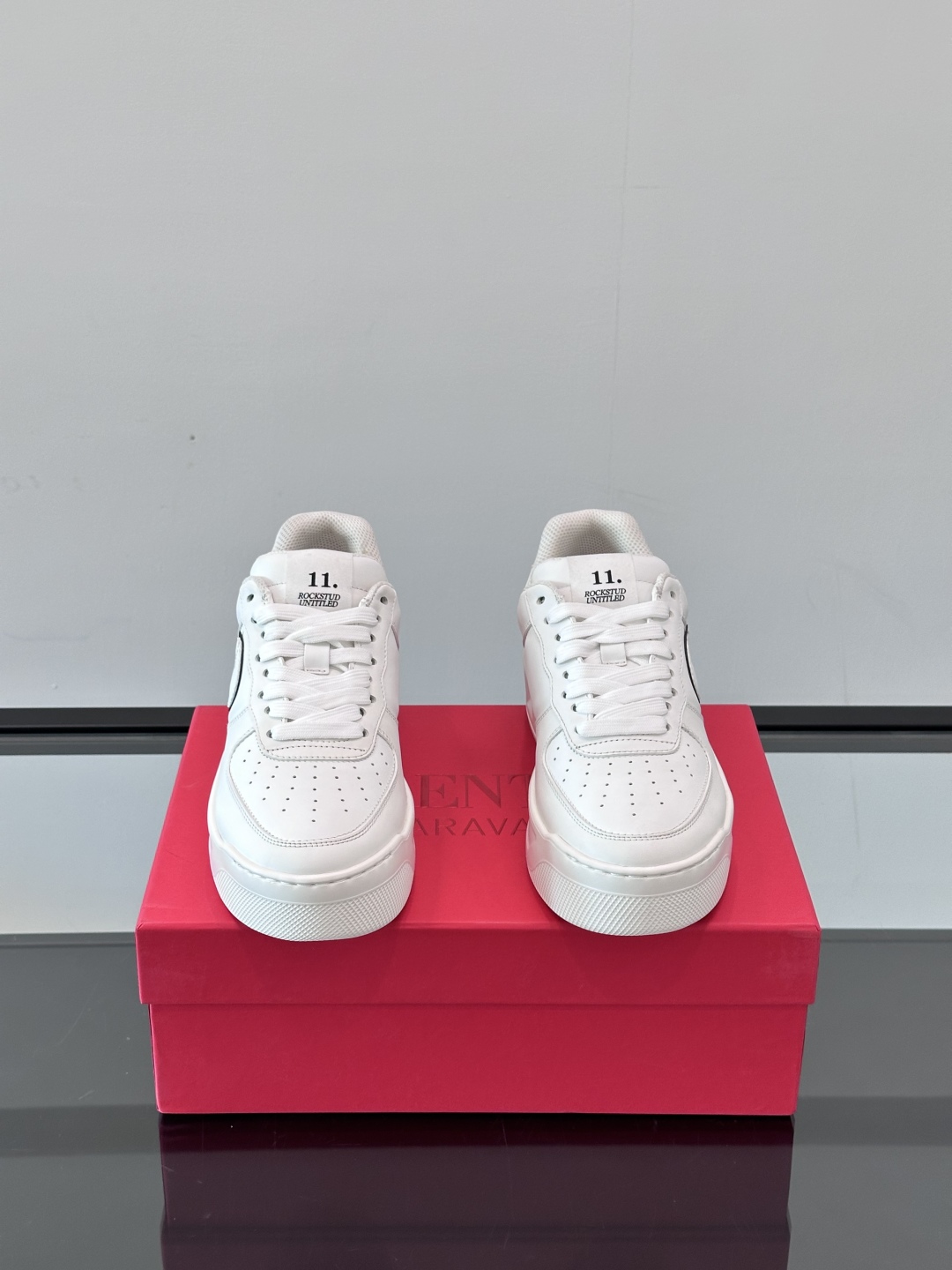 VALENTINO华伦天奴男士休闲运动鞋👞大底的独特设计时尚一族特现脚瘦🔥一款百塔的时尚产品强
鞋头采用