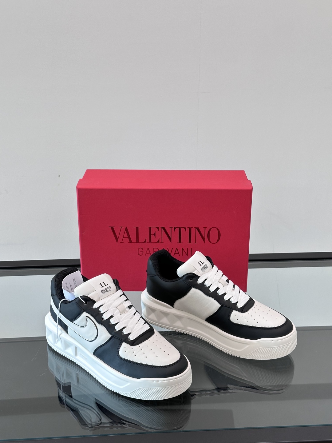 VALENTINO华伦天奴男士休闲运动鞋👞大底的独特设计时尚一族特现脚瘦🔥一款百塔的时尚产品强
鞋头采用