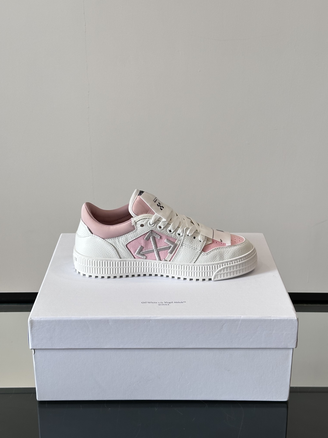 Off-White 新款饰箭头拼色情侣款👫系带运动鞋，
鞋面采用光滑小牛皮撞色拼接，鞋头开孔细节，鞋帮处