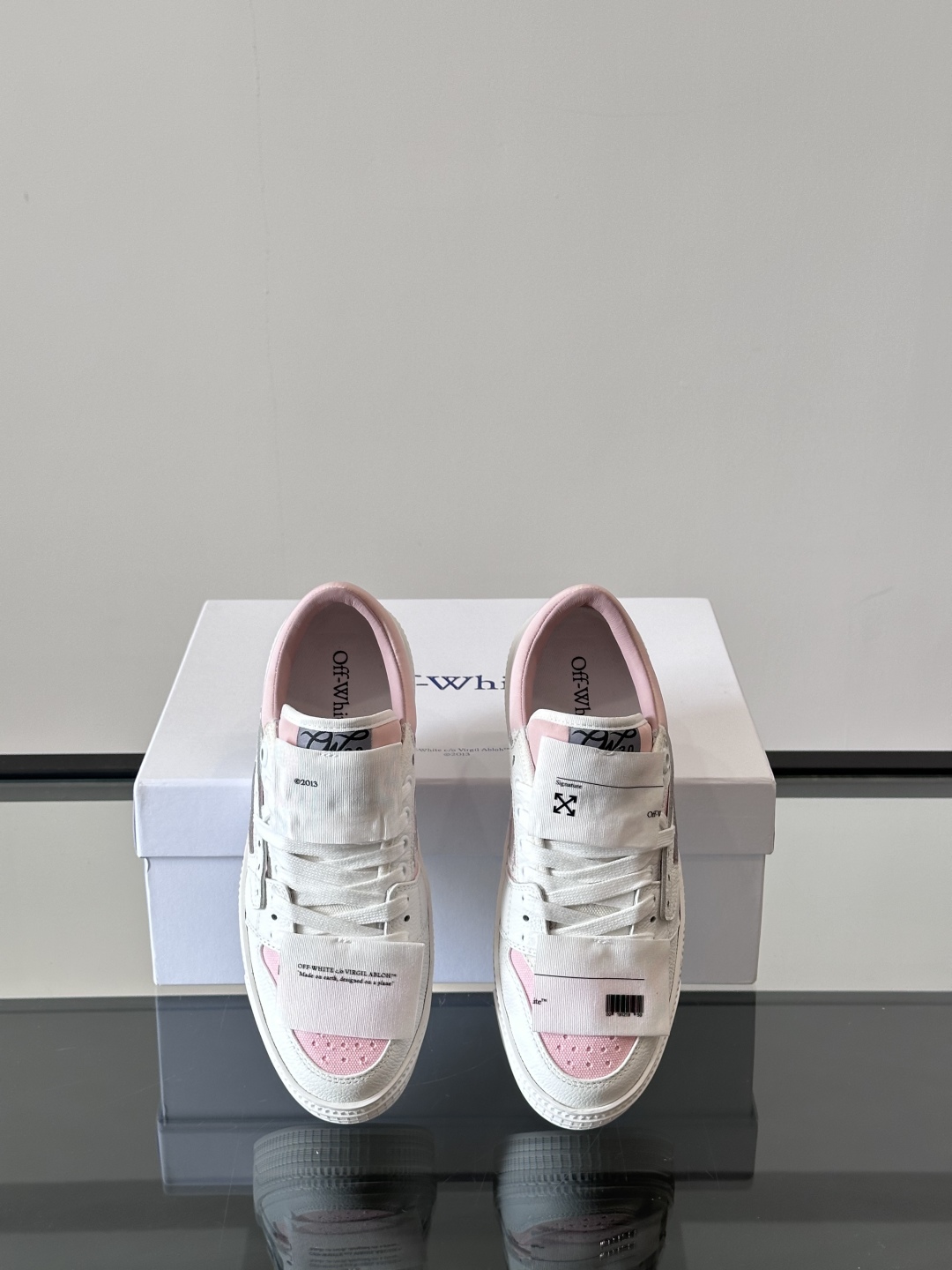 Off-White 新款饰箭头拼色情侣款👫系带运动鞋，
鞋面采用光滑小牛皮撞色拼接，鞋头开孔细节，鞋帮处