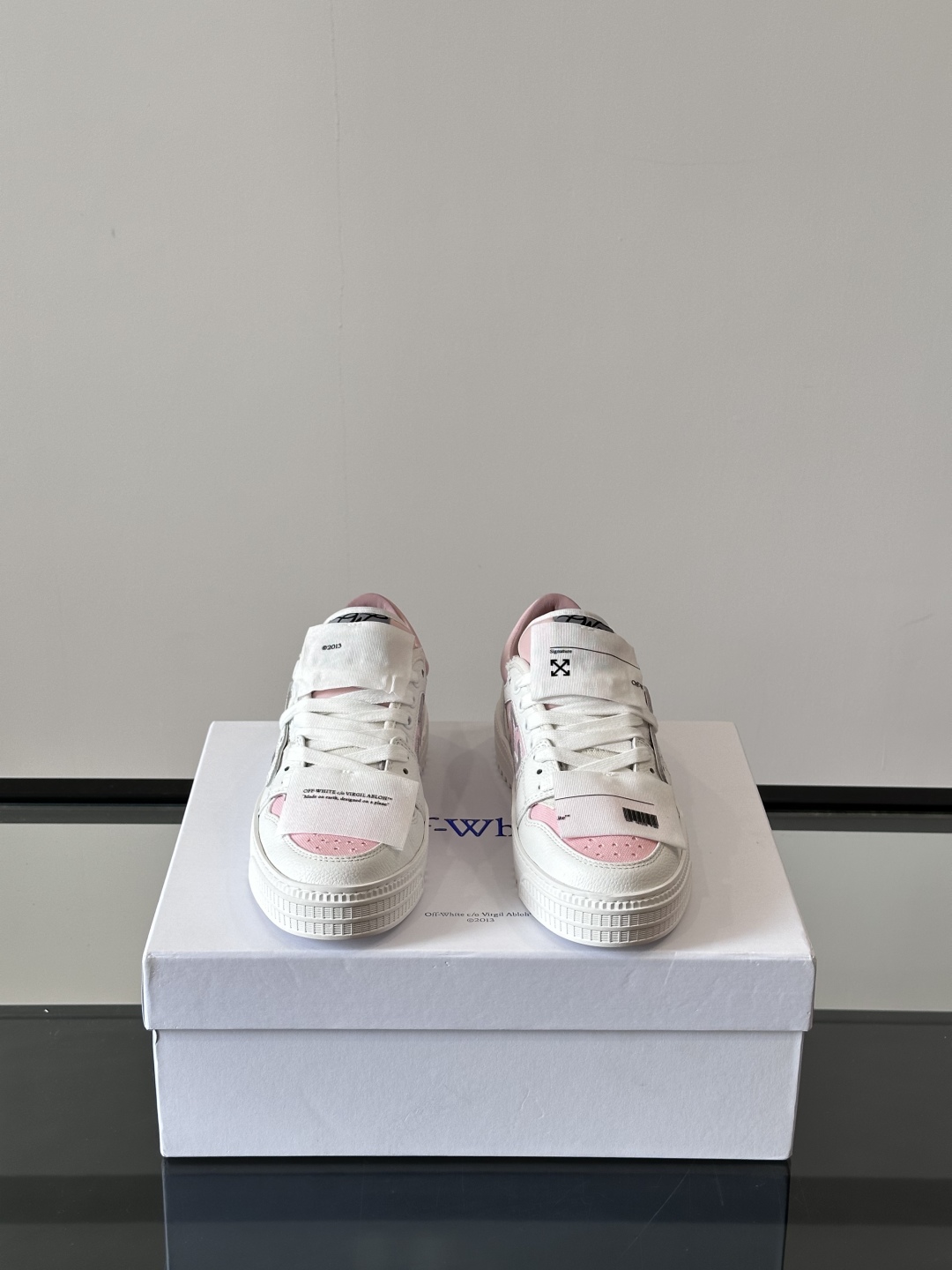 Off-White 新款饰箭头拼色情侣款👫系带运动鞋，
鞋面采用光滑小牛皮撞色拼接，鞋头开孔细节，鞋帮处
