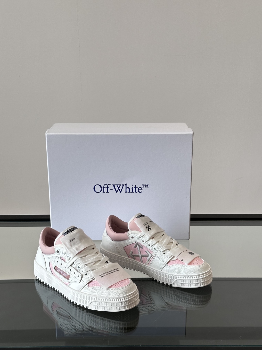 Off-White 新款饰箭头拼色情侣款👫系带运动鞋，
鞋面采用光滑小牛皮撞色拼接，鞋头开孔细节，鞋帮处