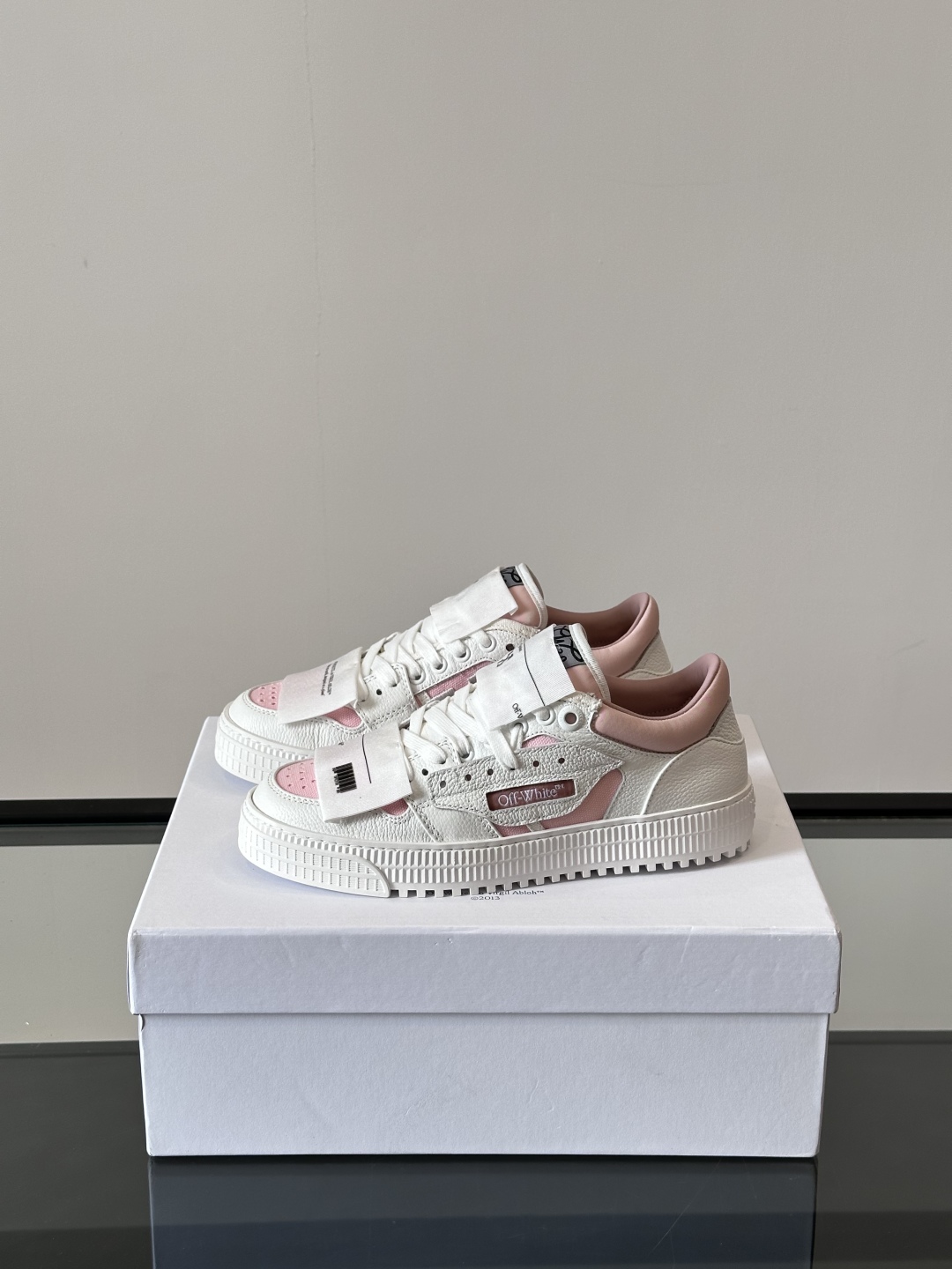 Off-White 新款饰箭头拼色情侣款👫系带运动鞋，
鞋面采用光滑小牛皮撞色拼接，鞋头开孔细节，鞋帮处