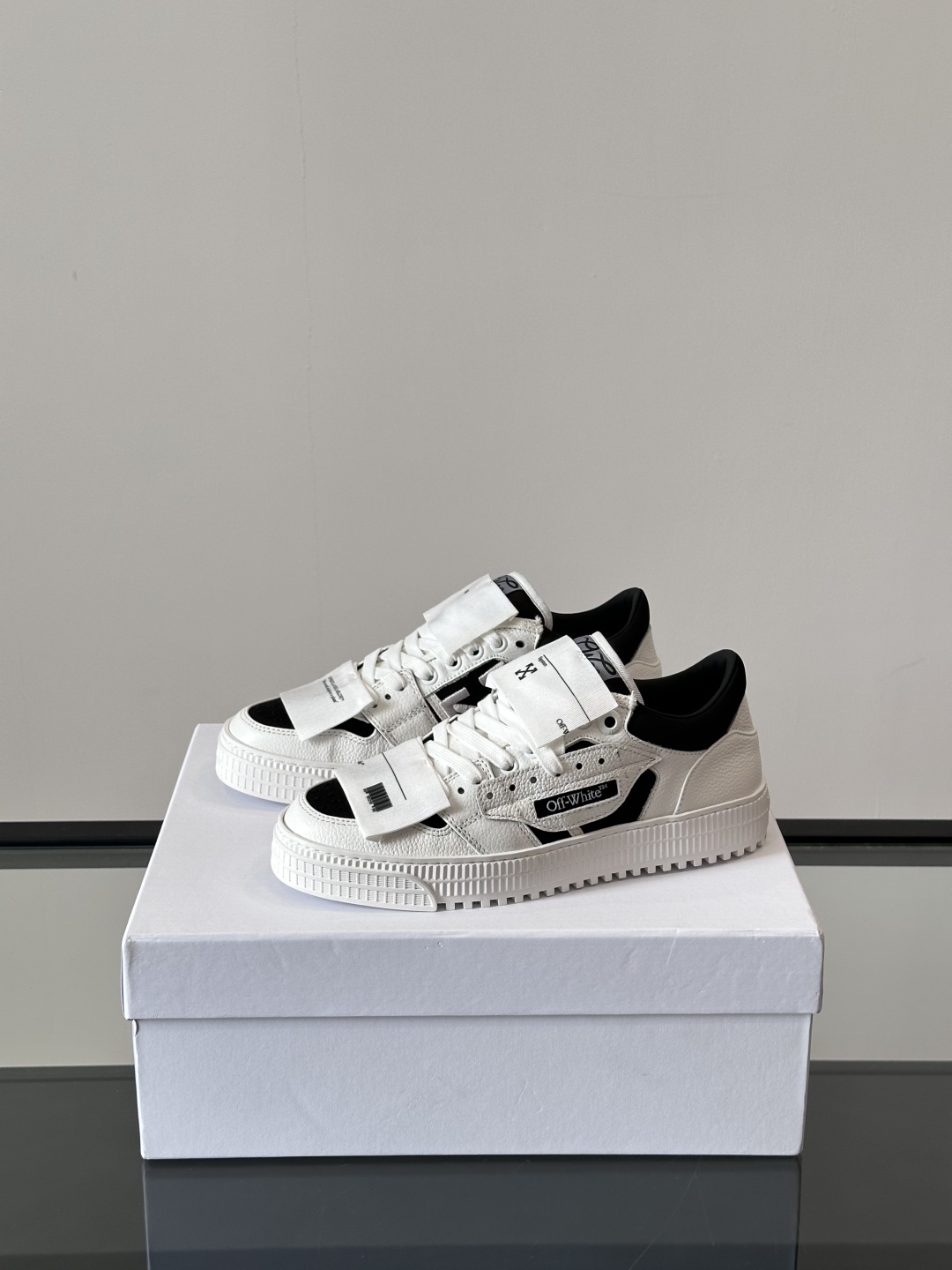 Off-White 新款饰箭头拼色情侣款👫系带运动鞋，
鞋面采用光滑小牛皮撞色拼接，鞋头开孔细节，鞋帮处