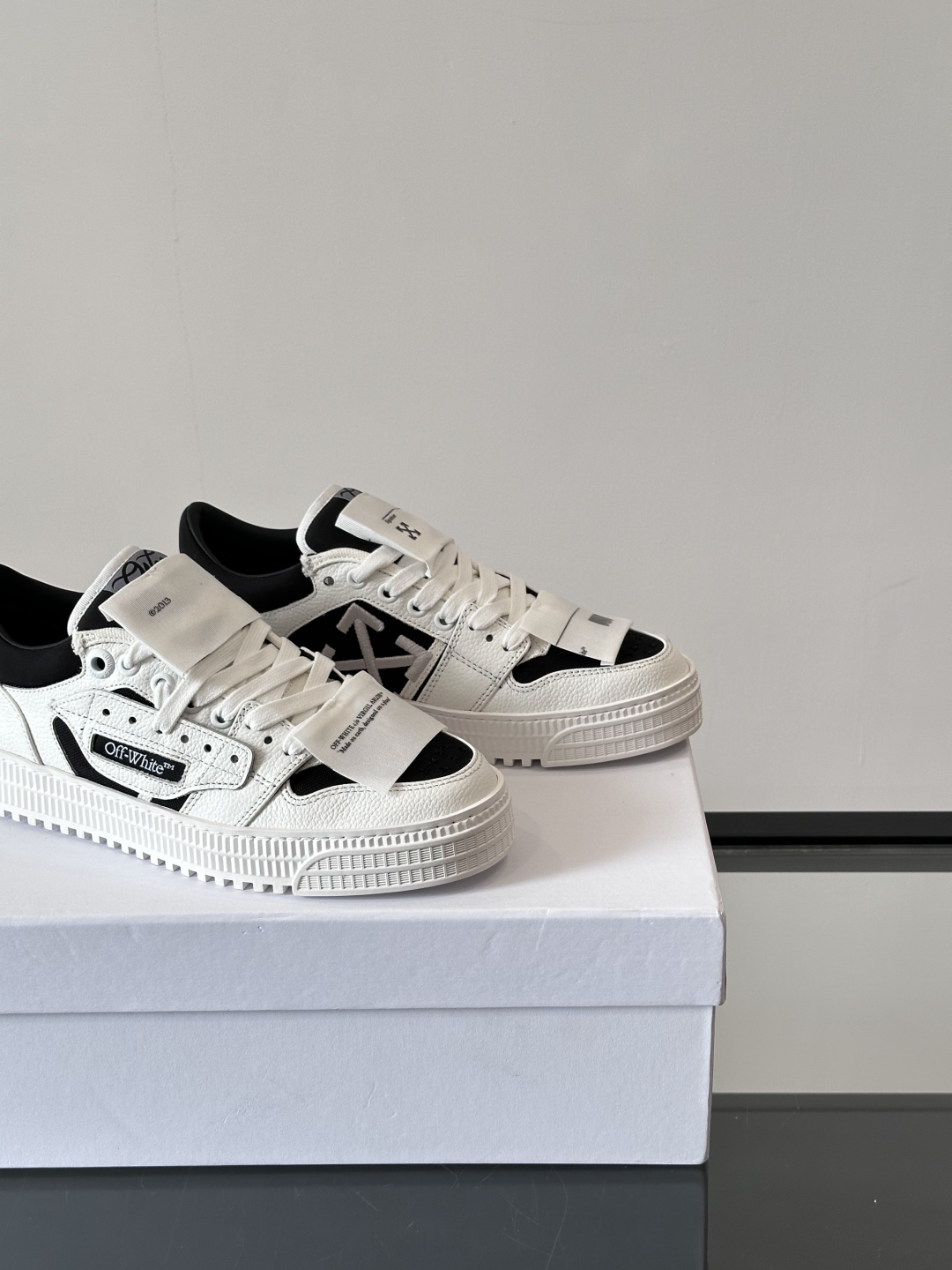 Off-White 新款饰箭头拼色情侣款👫系带运动鞋，
鞋面采用光滑小牛皮撞色拼接，鞋头开孔细节，鞋帮处