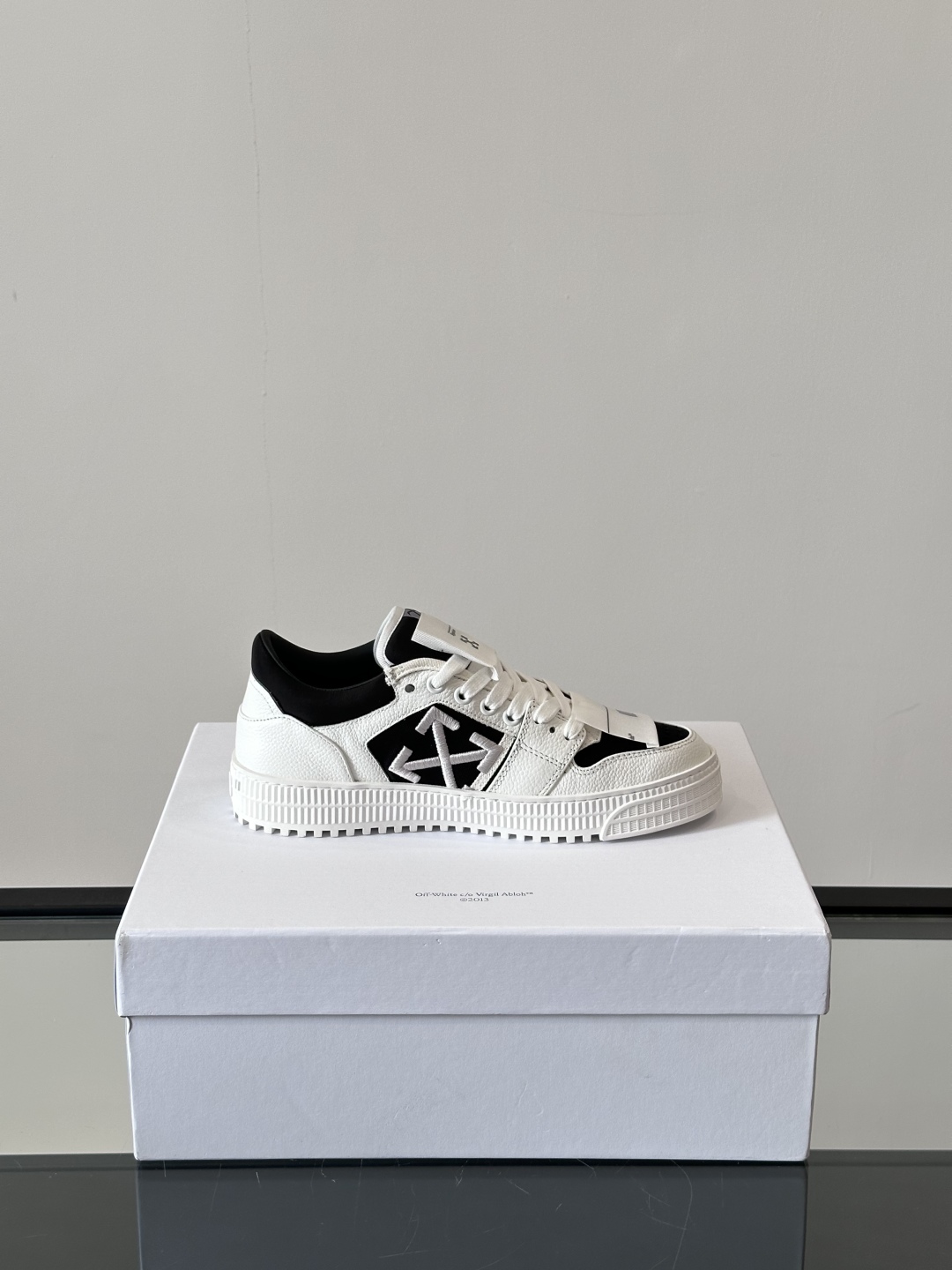 Off-White 新款饰箭头拼色情侣款👫系带运动鞋，
鞋面采用光滑小牛皮撞色拼接，鞋头开孔细节，鞋帮处