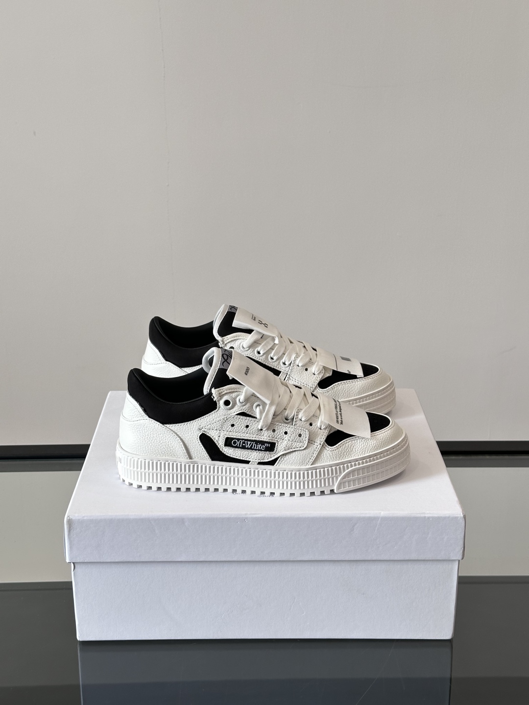 Off-White 新款饰箭头拼色情侣款👫系带运动鞋，
鞋面采用光滑小牛皮撞色拼接，鞋头开孔细节，鞋帮处