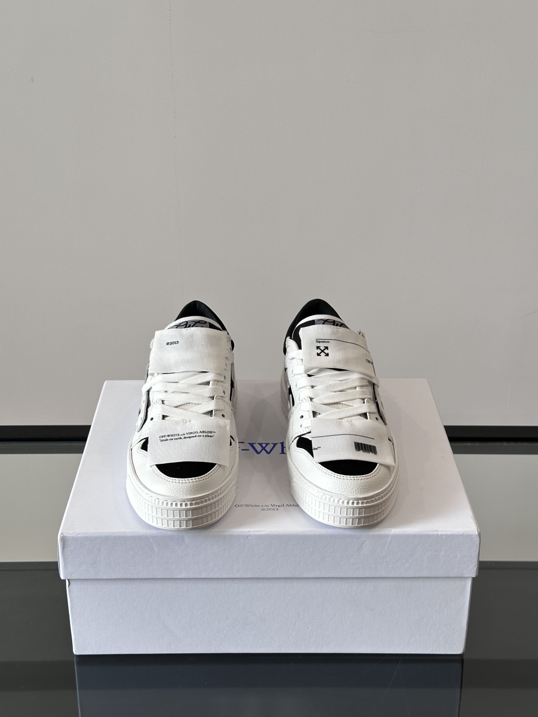 Off-White 新款饰箭头拼色情侣款👫系带运动鞋，
鞋面采用光滑小牛皮撞色拼接，鞋头开孔细节，鞋帮处