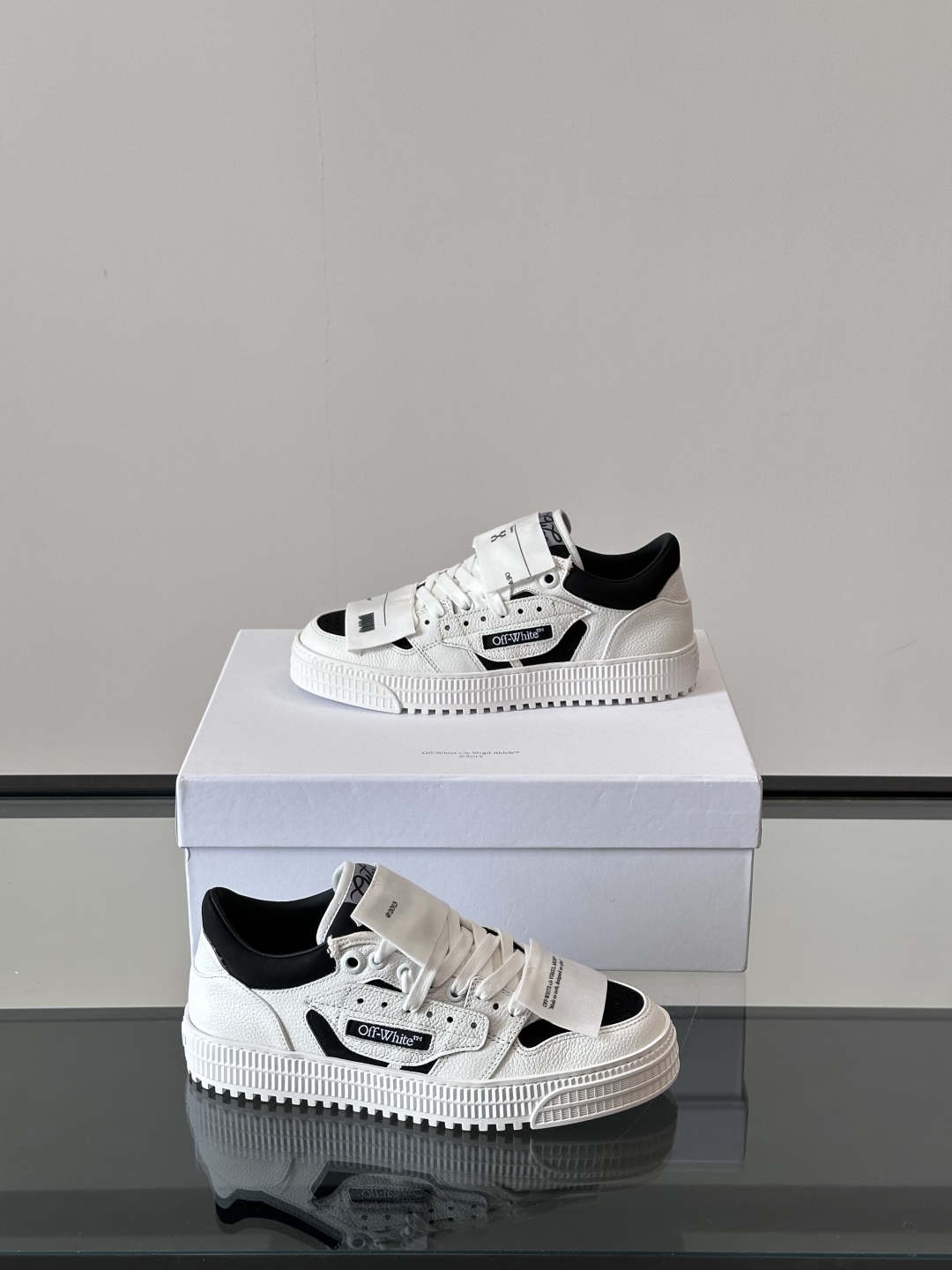 Off-White 新款饰箭头拼色情侣款👫系带运动鞋，
鞋面采用光滑小牛皮撞色拼接，鞋头开孔细节，鞋帮处