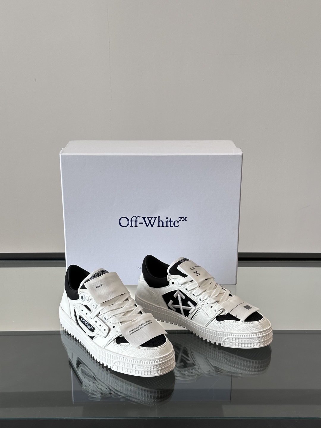 Off-White 新款饰箭头拼色情侣款👫系带运动鞋，
鞋面采用光滑小牛皮撞色拼接，鞋头开孔细节，鞋帮处