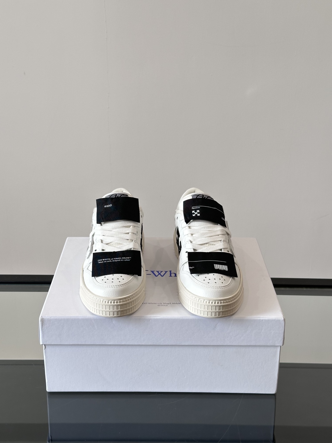 Off-White 新款饰箭头拼色情侣款👫系带运动鞋，
鞋面采用光滑小牛皮撞色拼接，鞋头开孔细节，鞋帮处