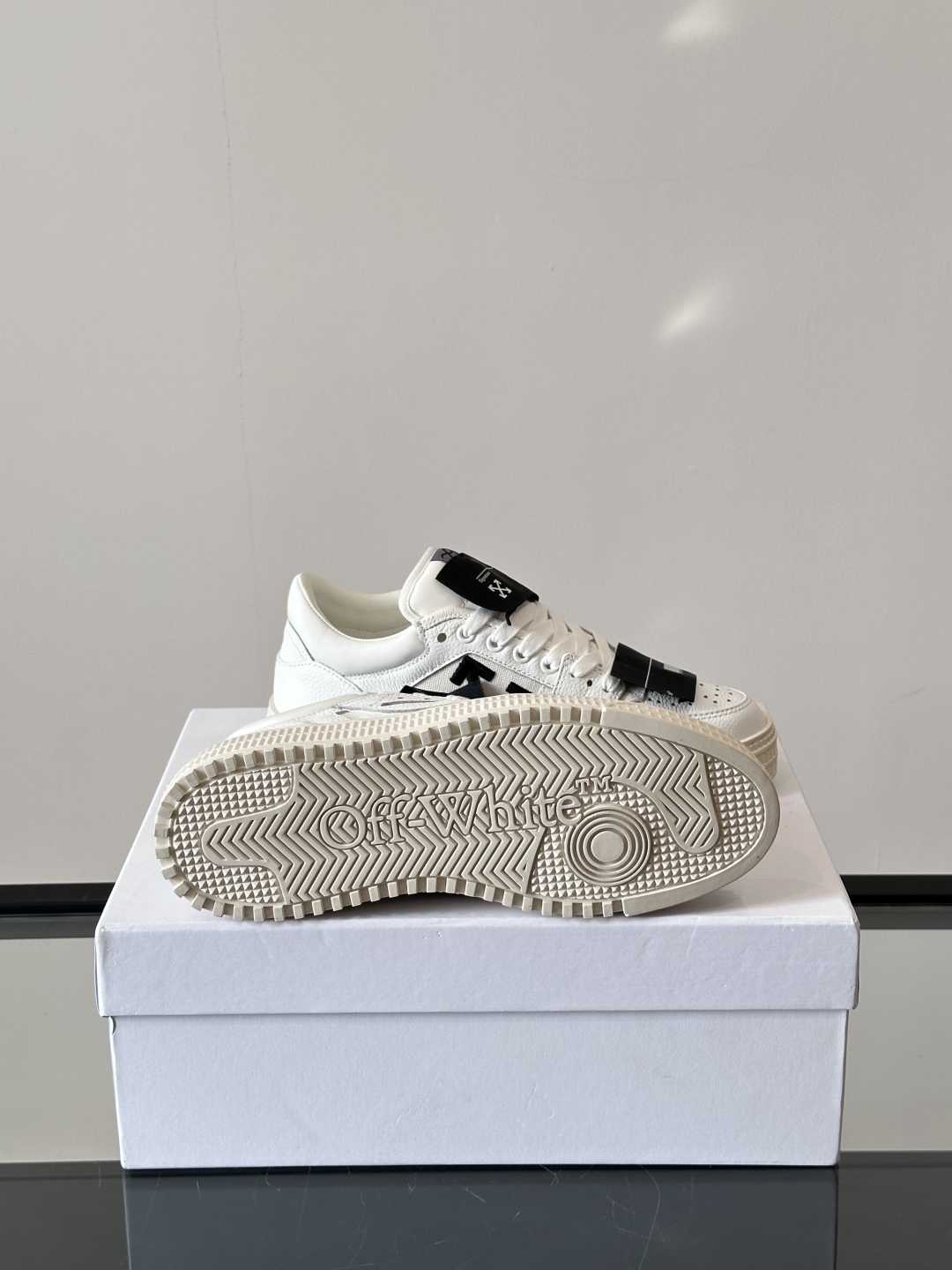 Off-White 新款饰箭头拼色情侣款👫系带运动鞋，
鞋面采用光滑小牛皮撞色拼接，鞋头开孔细节，鞋帮处