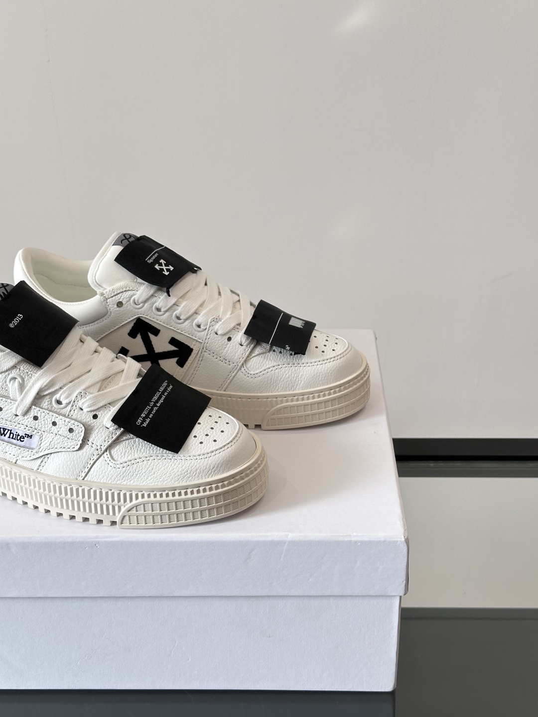 Off-White 新款饰箭头拼色情侣款👫系带运动鞋，
鞋面采用光滑小牛皮撞色拼接，鞋头开孔细节，鞋帮处