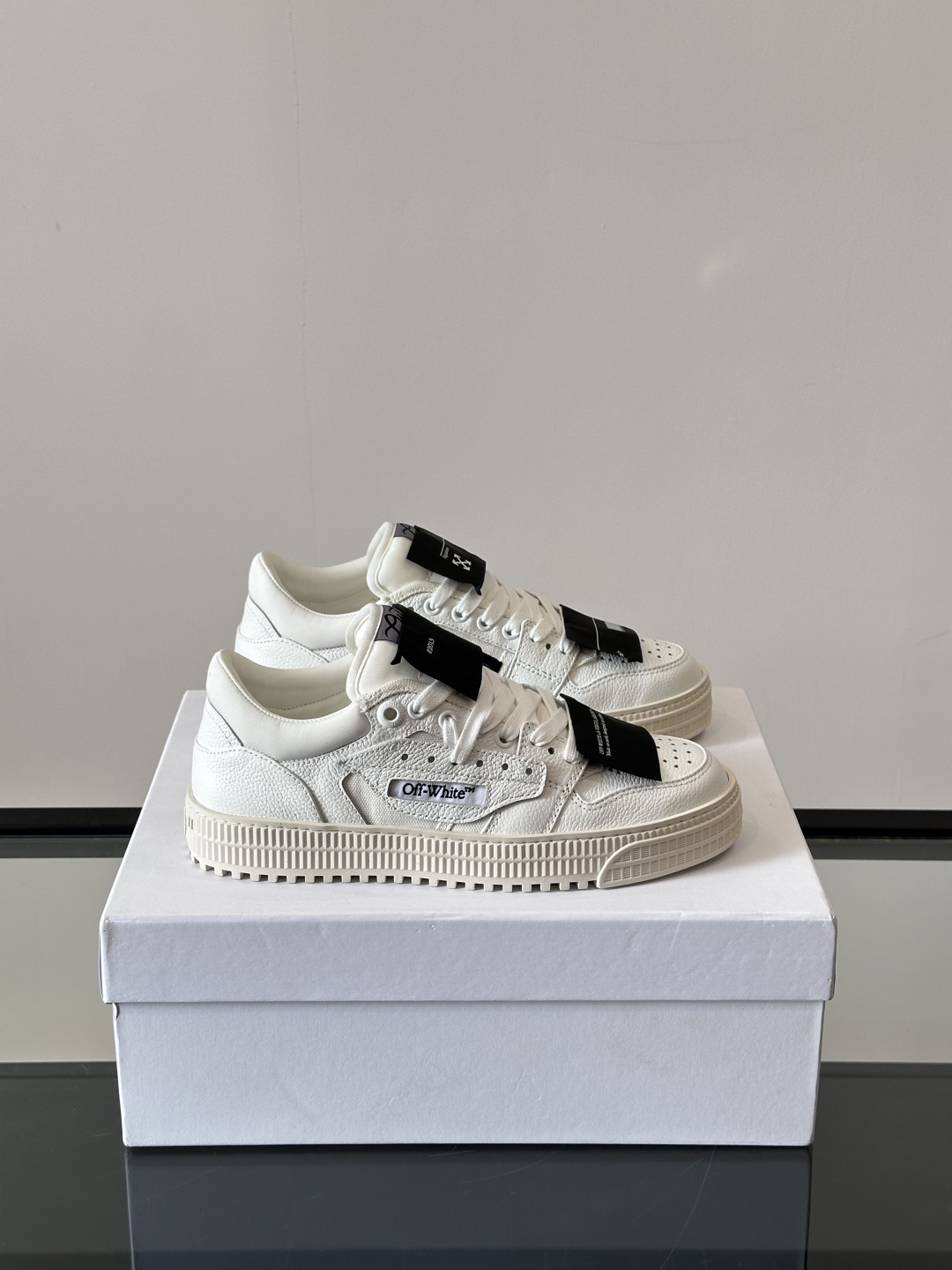 Off-White 新款饰箭头拼色情侣款👫系带运动鞋，
鞋面采用光滑小牛皮撞色拼接，鞋头开孔细节，鞋帮处