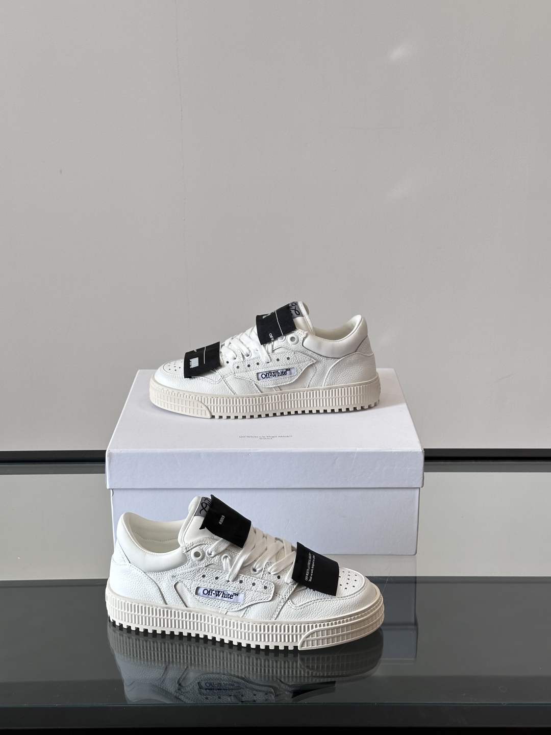 Off-White 新款饰箭头拼色情侣款👫系带运动鞋，
鞋面采用光滑小牛皮撞色拼接，鞋头开孔细节，鞋帮处
