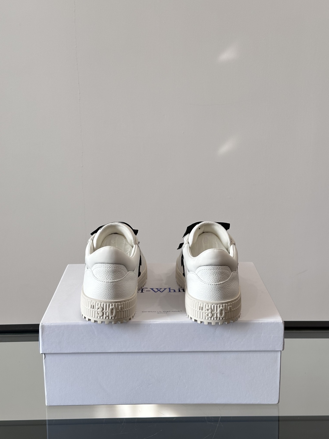 Off-White 新款饰箭头拼色情侣款👫系带运动鞋，
鞋面采用光滑小牛皮撞色拼接，鞋头开孔细节，鞋帮处