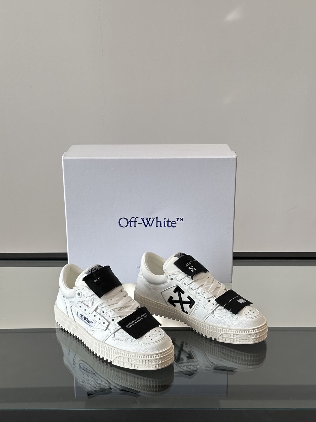 Off-White 新款饰箭头拼色情侣款👫系带运动鞋，
鞋面采用光滑小牛皮撞色拼接，鞋头开孔细节，鞋帮处